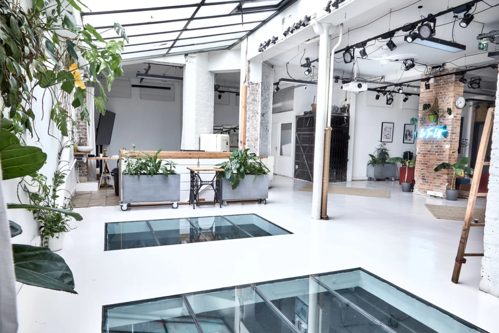 Espace Grand loft atypique baigné de lumière sous sa verrière - 0
