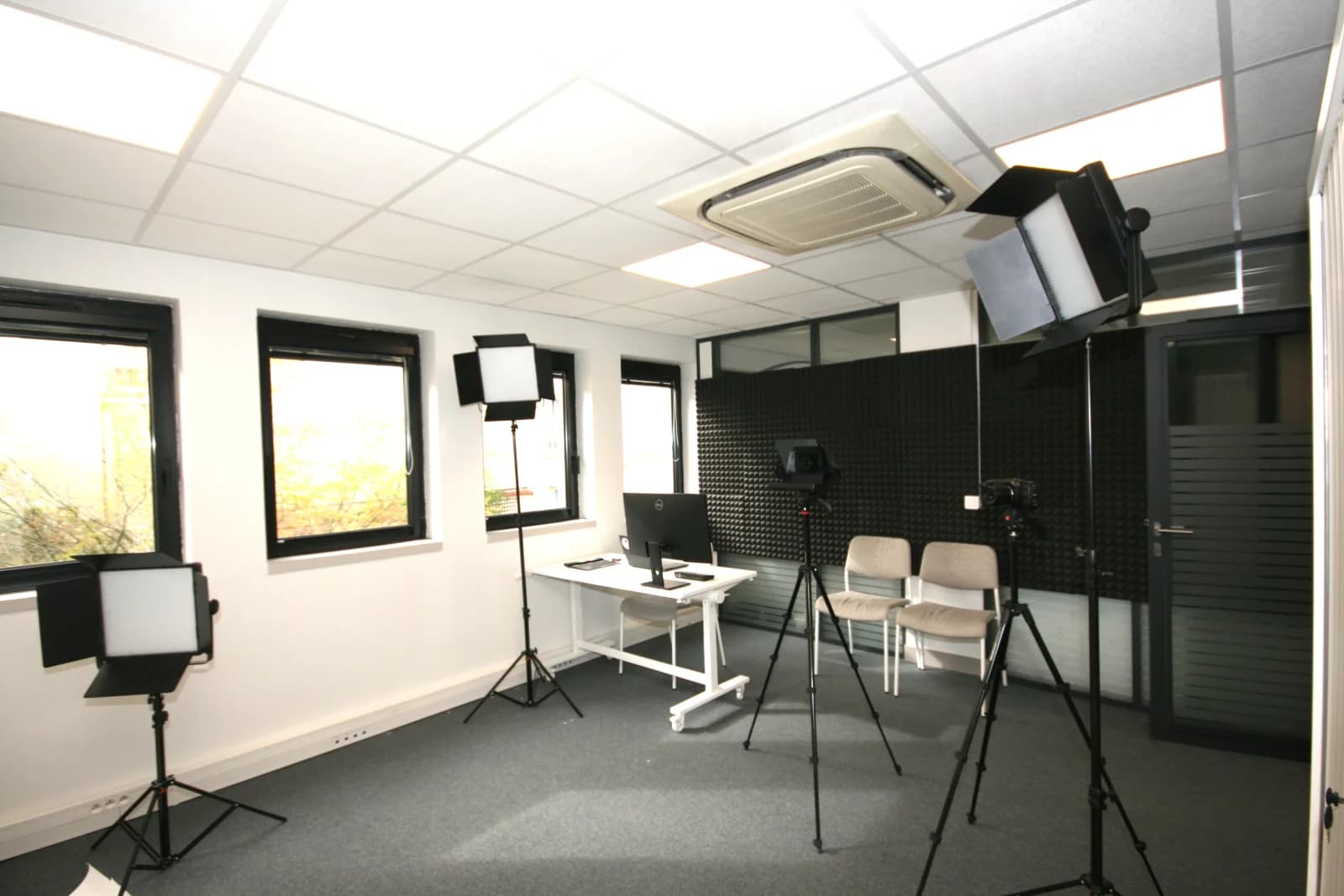Space Fully equipped video or podcast studio - 3