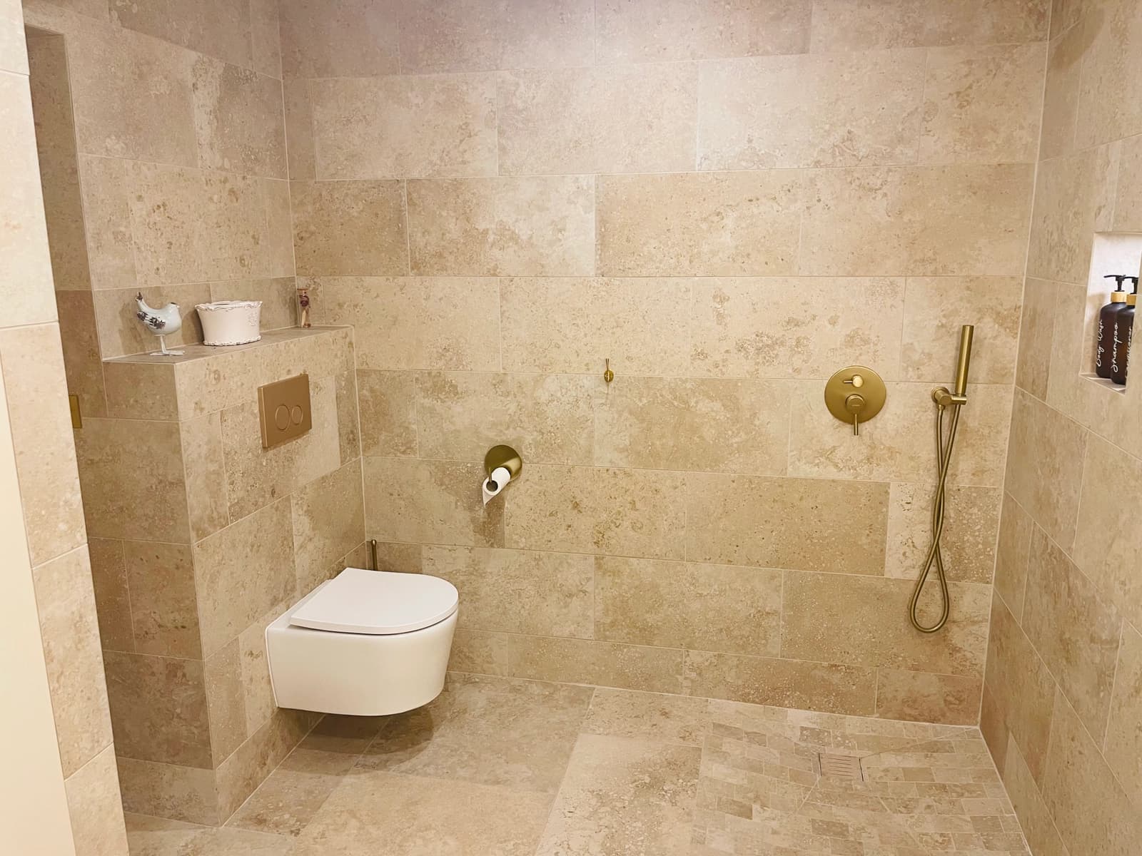 Salle de bain dans Lieu de détente avec panorama sur jardin et piscine - 1