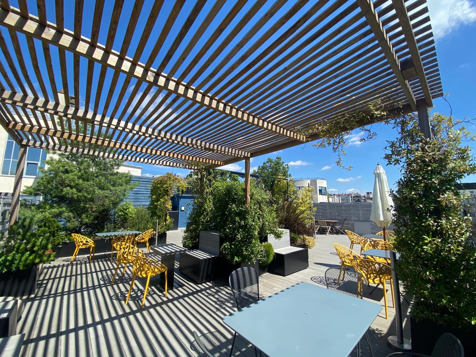 Salle de réunion dans Toit-terrasse verdoyant, une oasis suspendue en ville - 1
