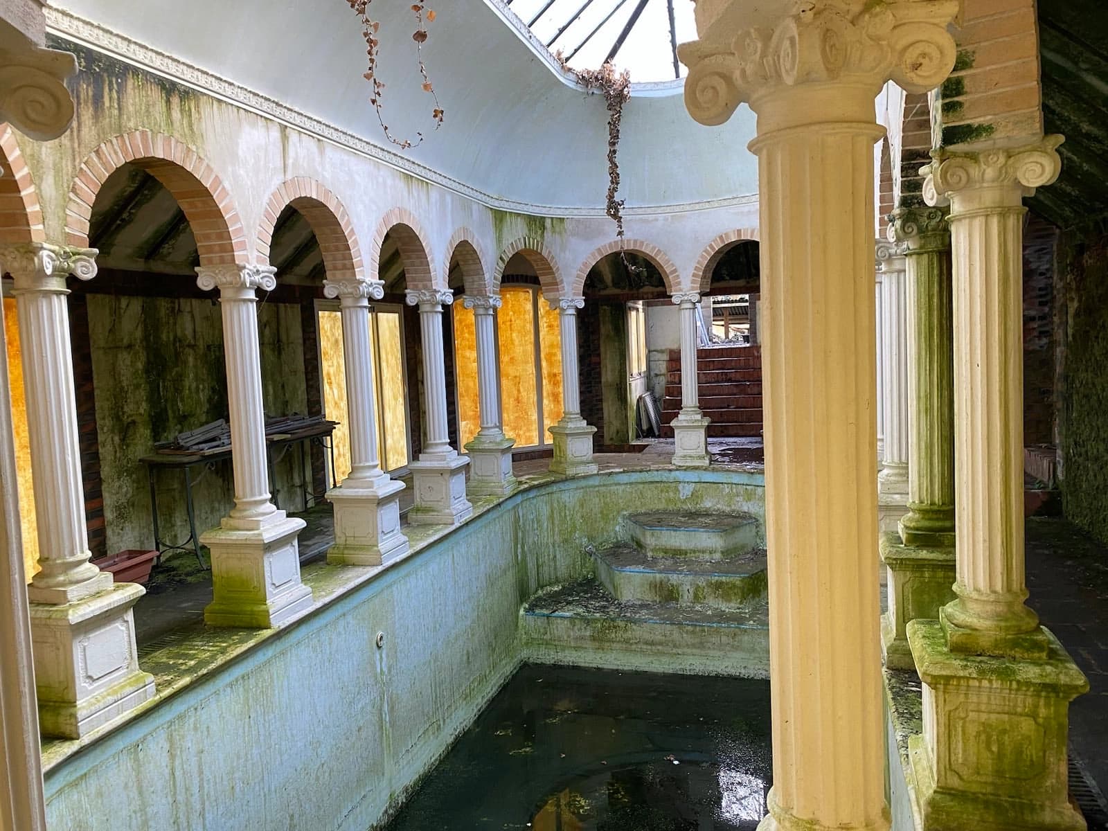 Espace Piscine à colonnes, décor unique - 4