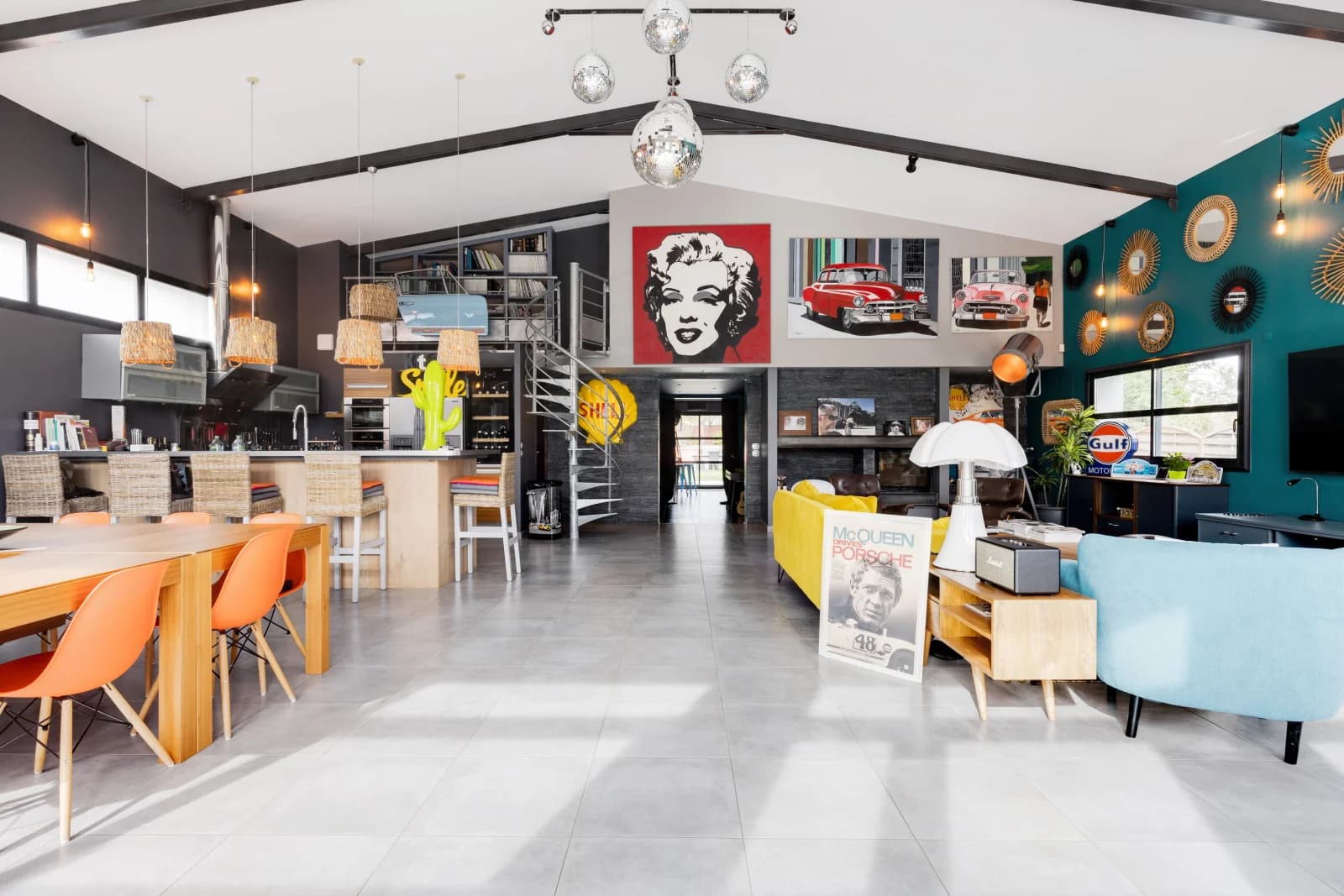Loft atypique aux couleurs vives, une ambiance joyeuse
