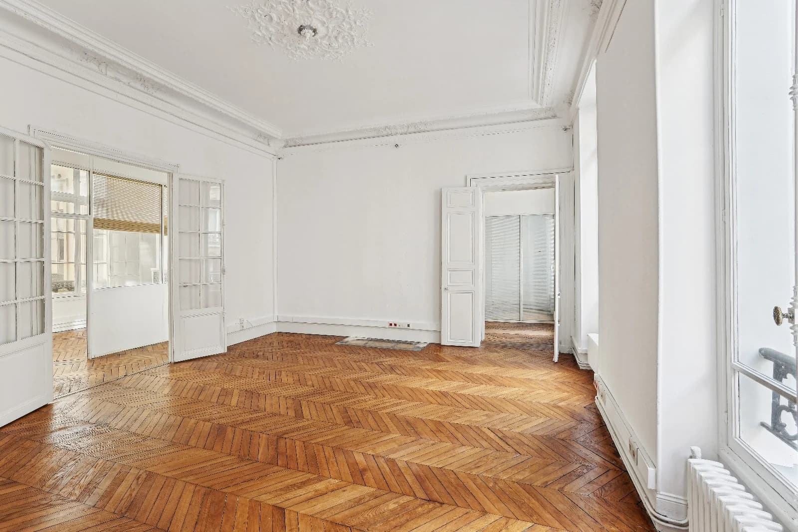 Space Haussmann-style apartment with high ceilings and parquet flooring - 2