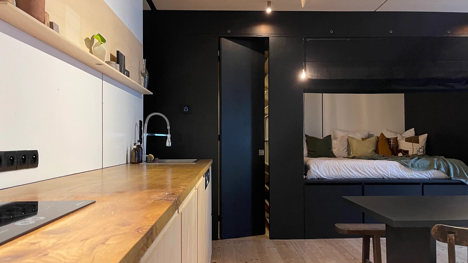 Cuisine dans Loft d'architecte (80m²) au design épuré et minimaliste - 1
