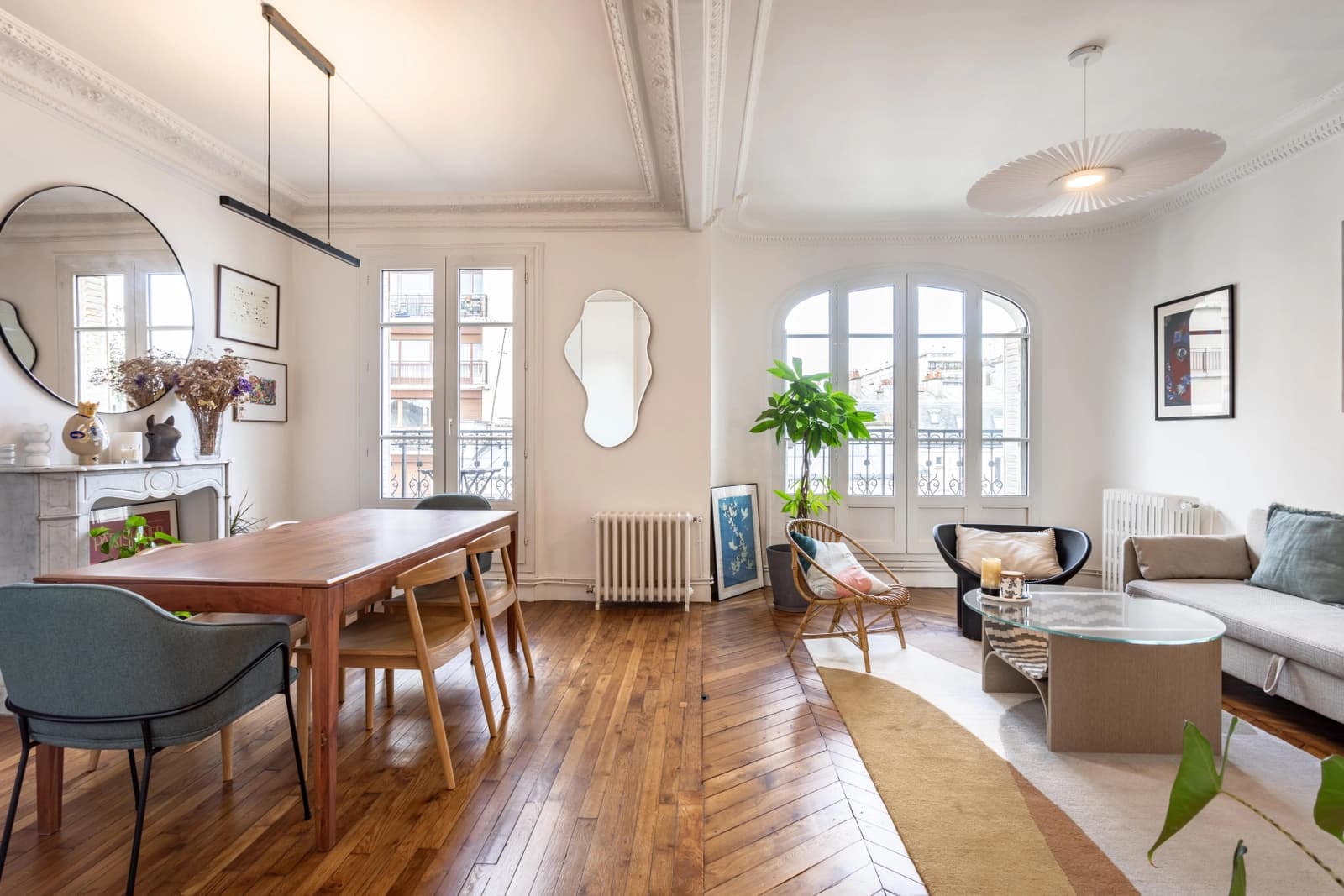 Salle de réunion dans Logement contemporain baigné d'une clarté apaisante - 1