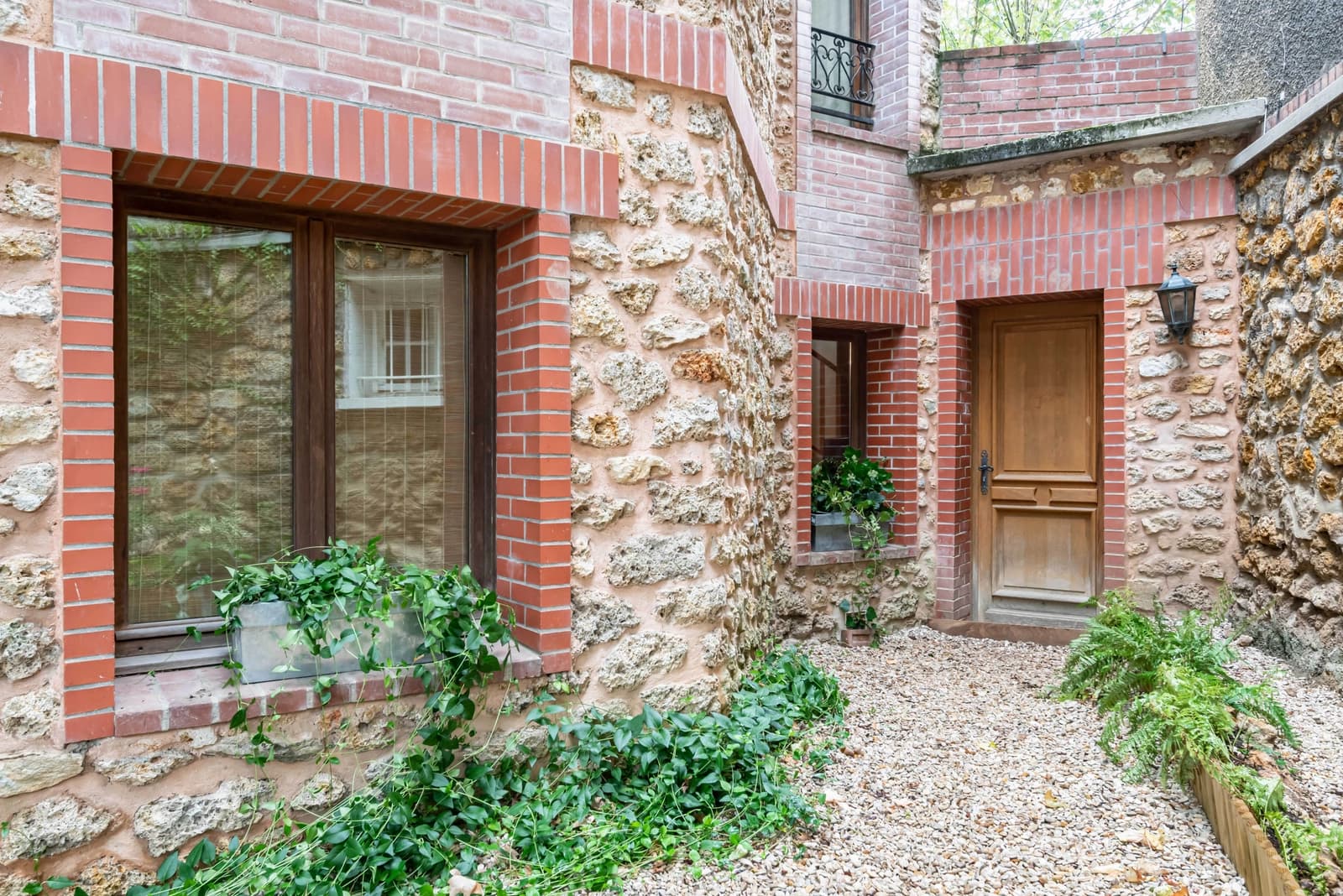 Espace Maison en meulière avec son jardin fleuri et paisible - 4