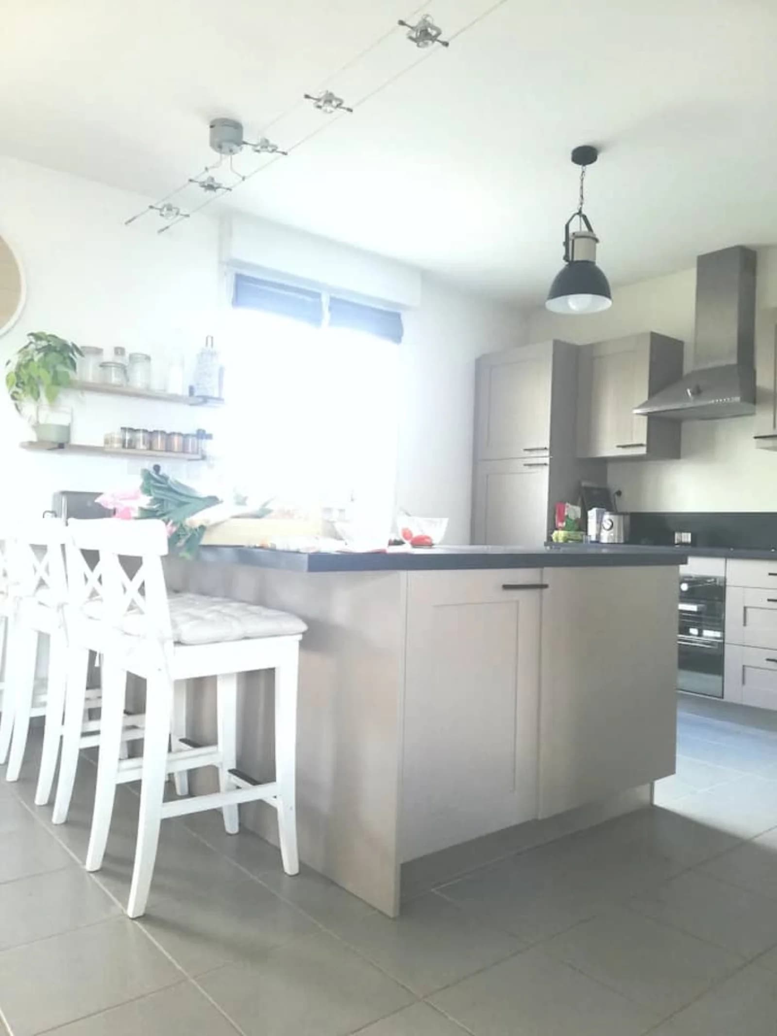 Cuisine dans Spacieuse demeure au sein d'un quartier résidentiel calme - 1