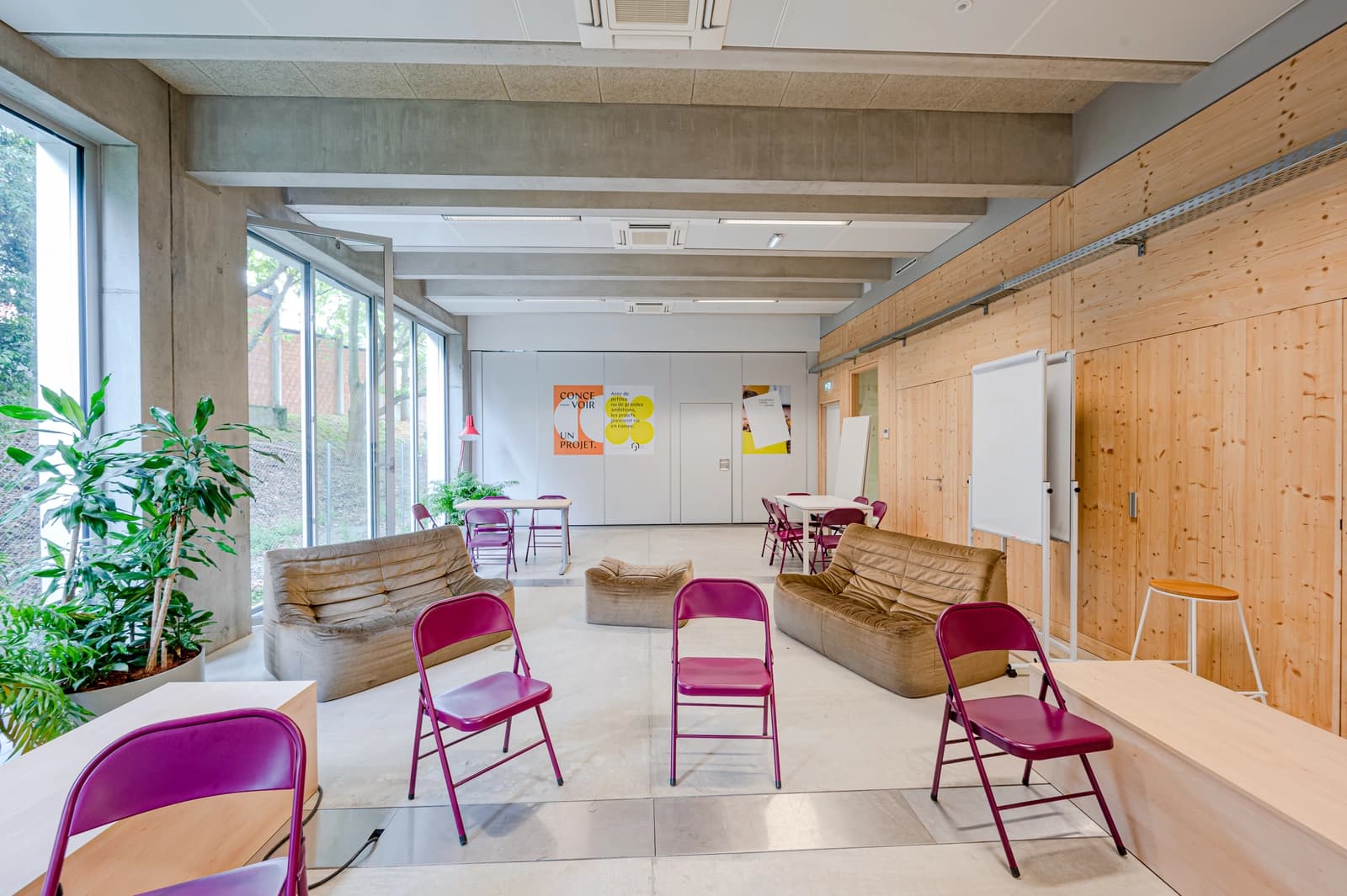 Meeting room in Spacious, modern hangout - 1