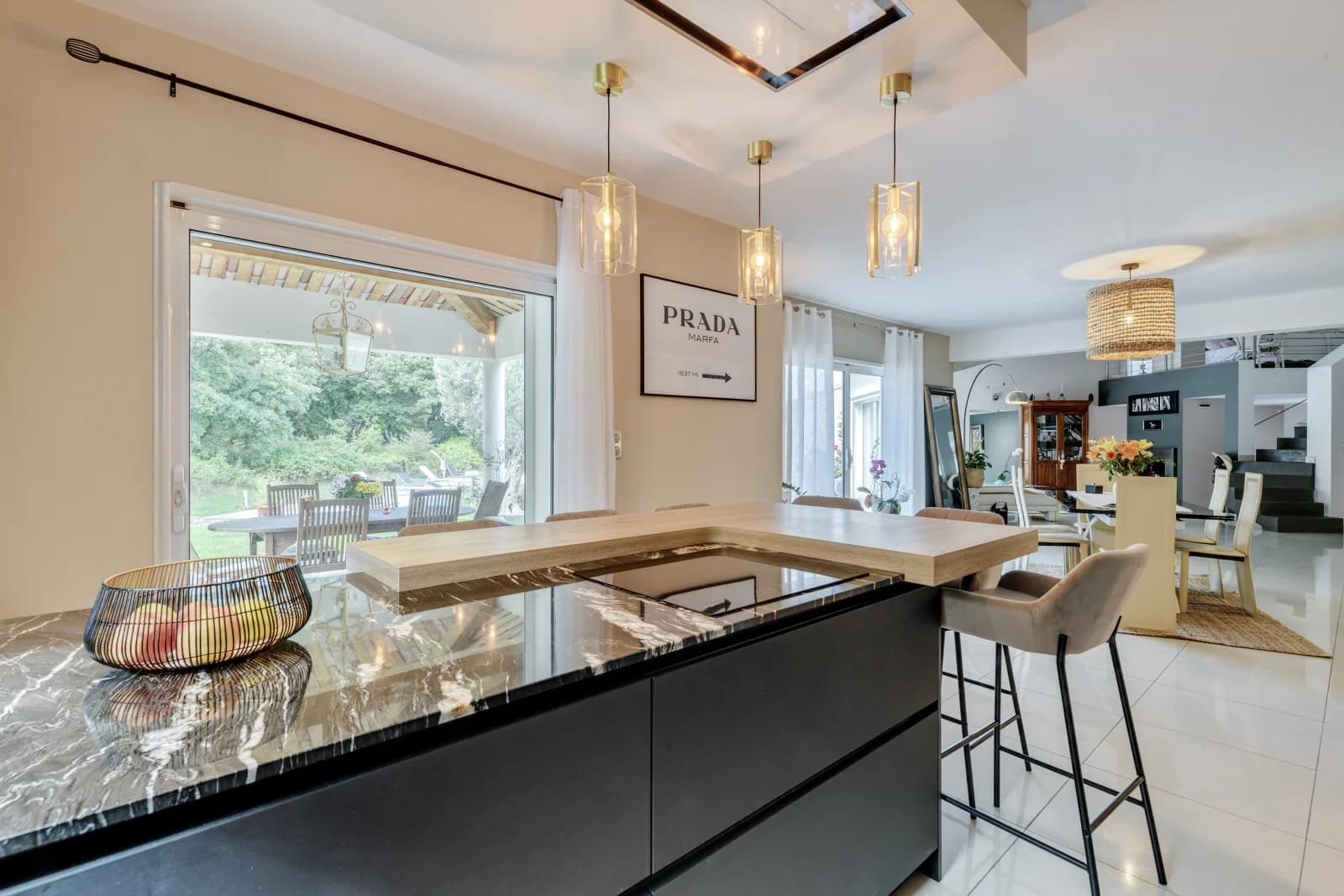 Cuisine dans Vaste villa contemporaine au coeur de la campagne d'Aix - 1