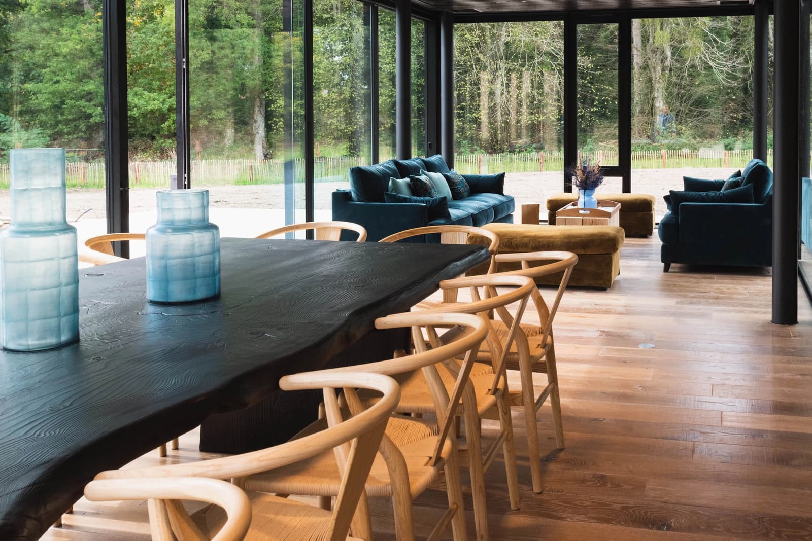 Salle de réunion dans Maison design sublimée par ses pierres apparentes - 1
