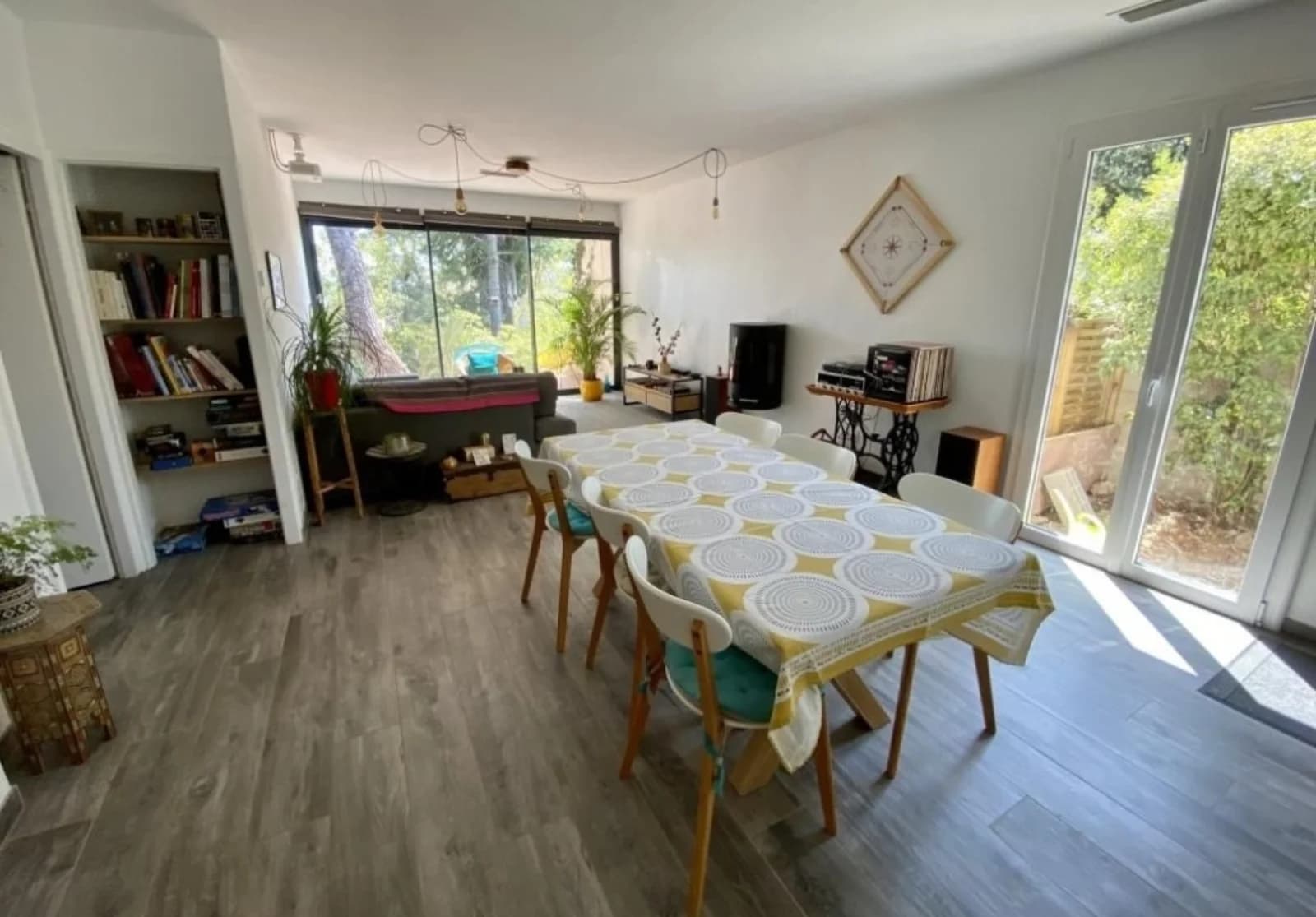 Salle de réunion dans Maison design à Pélissanne, une architecture unique - 1