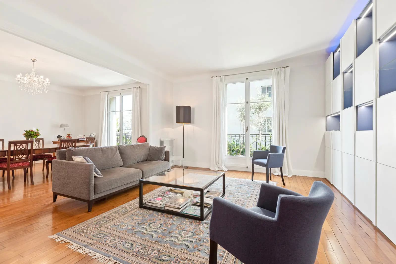 Living room in Elegant and spacious apartment - 1
