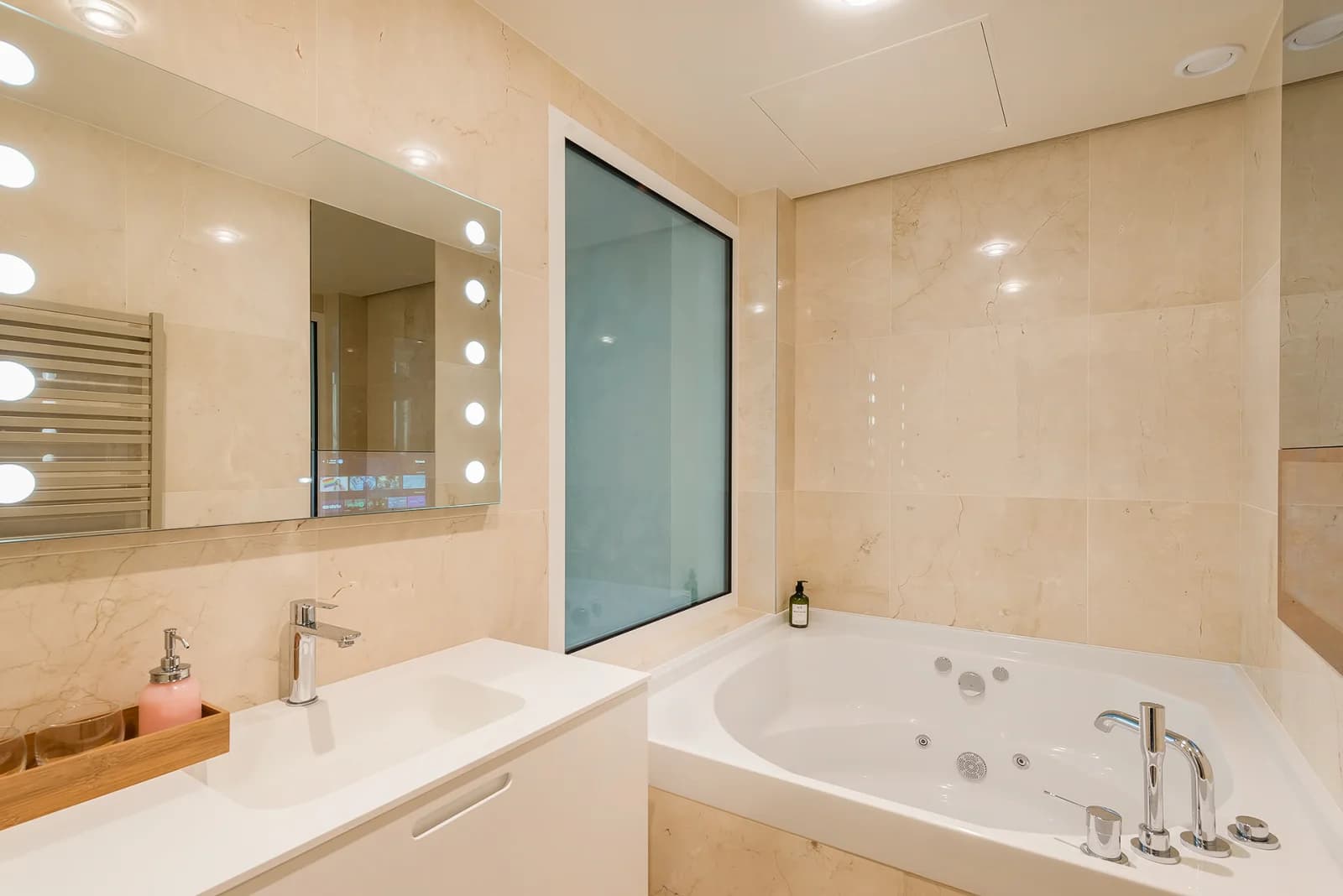 Salle de bain dans Le Taji: Spa, Balnéo, Cinéma et Cabane insolite à Paris - 1