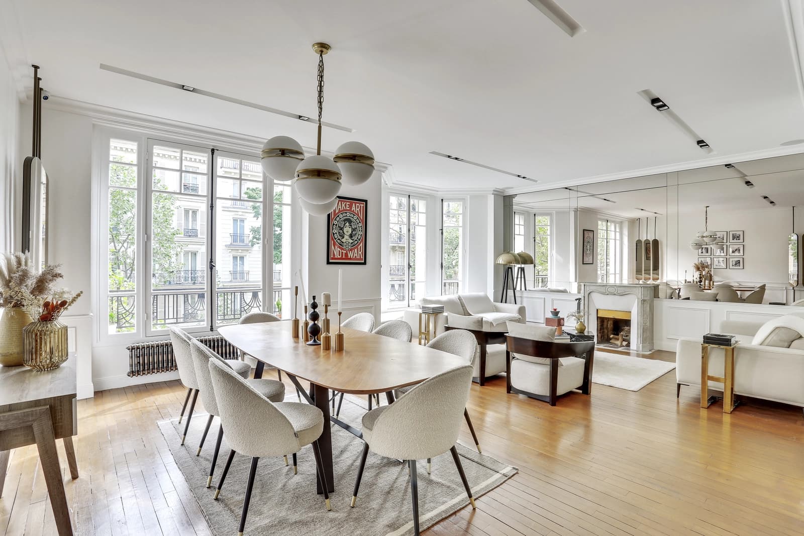 Salle de réunion dans Logement design avec vue privilégiée sur la Tour Eiffel - 0