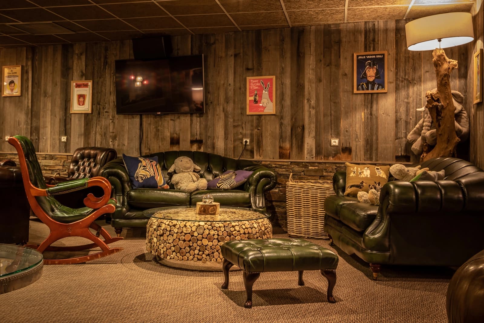 Living room in A warm, atypical place to live in the mountains - 1