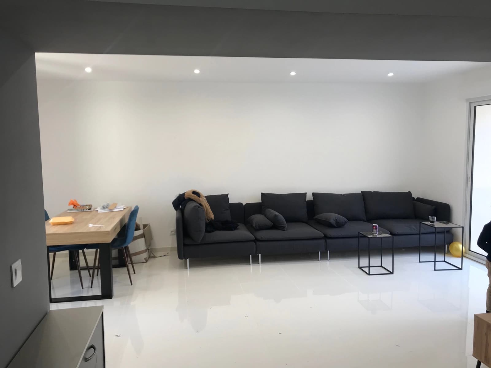 Salon dans Demeure contemporaine dotée d'une piscine rafraîchissante - 0