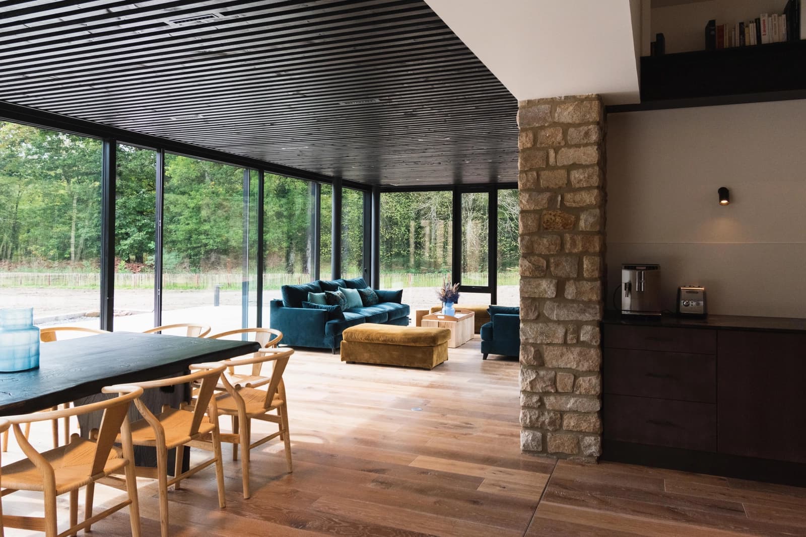 Salle de réunion dans Maison design sublimée par ses pierres apparentes - 1