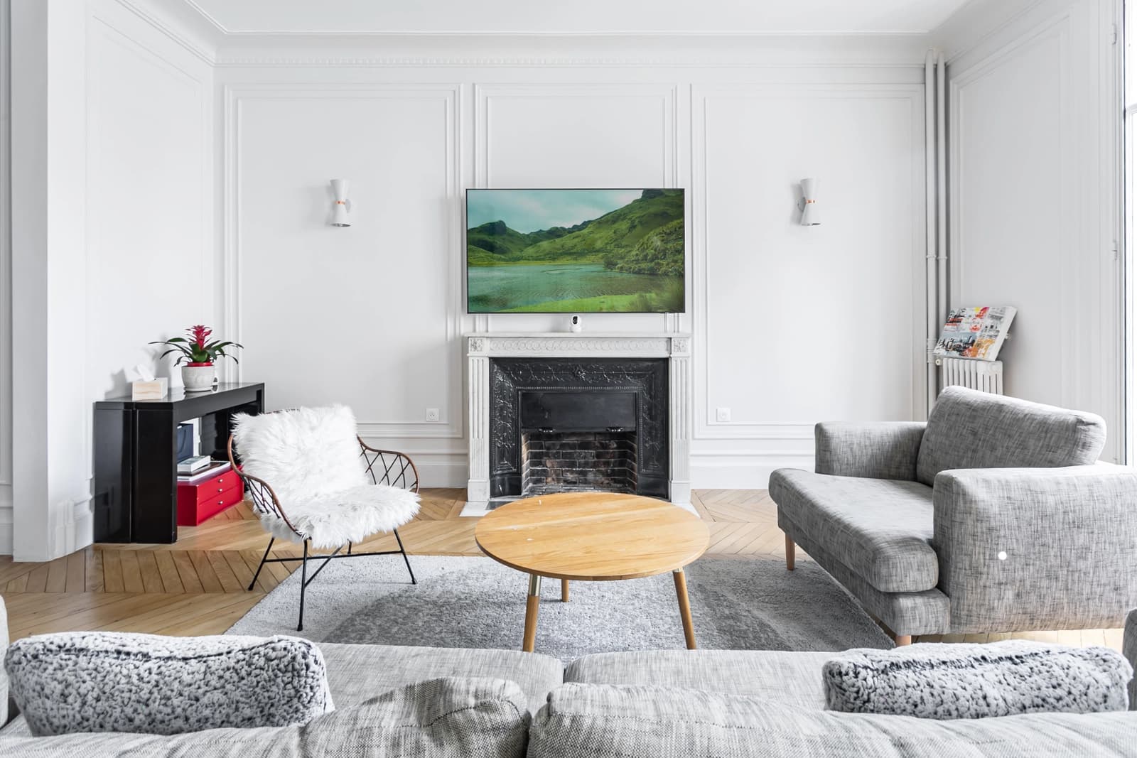 Salon dans Appartement parisien très lumineux au design épuré - 1