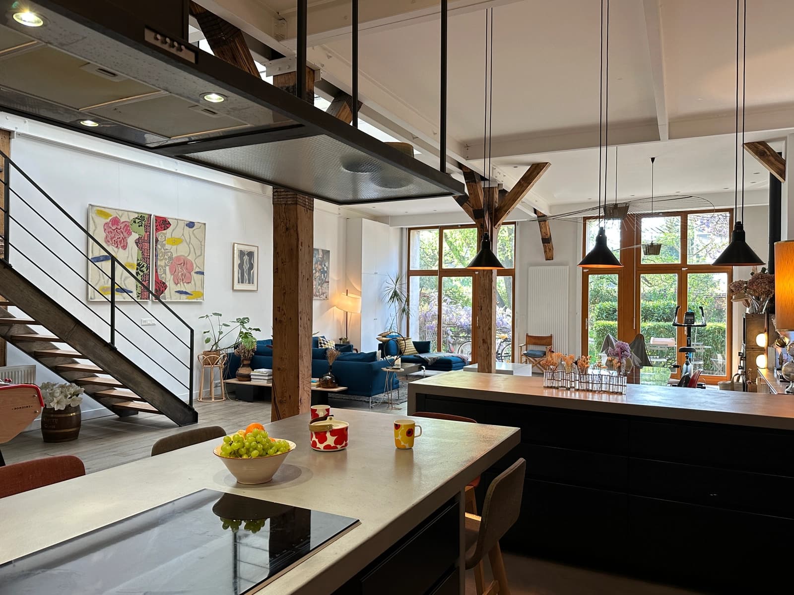 Cuisine dans Loft industriel à la décoration chaleureuse et cosy - 0