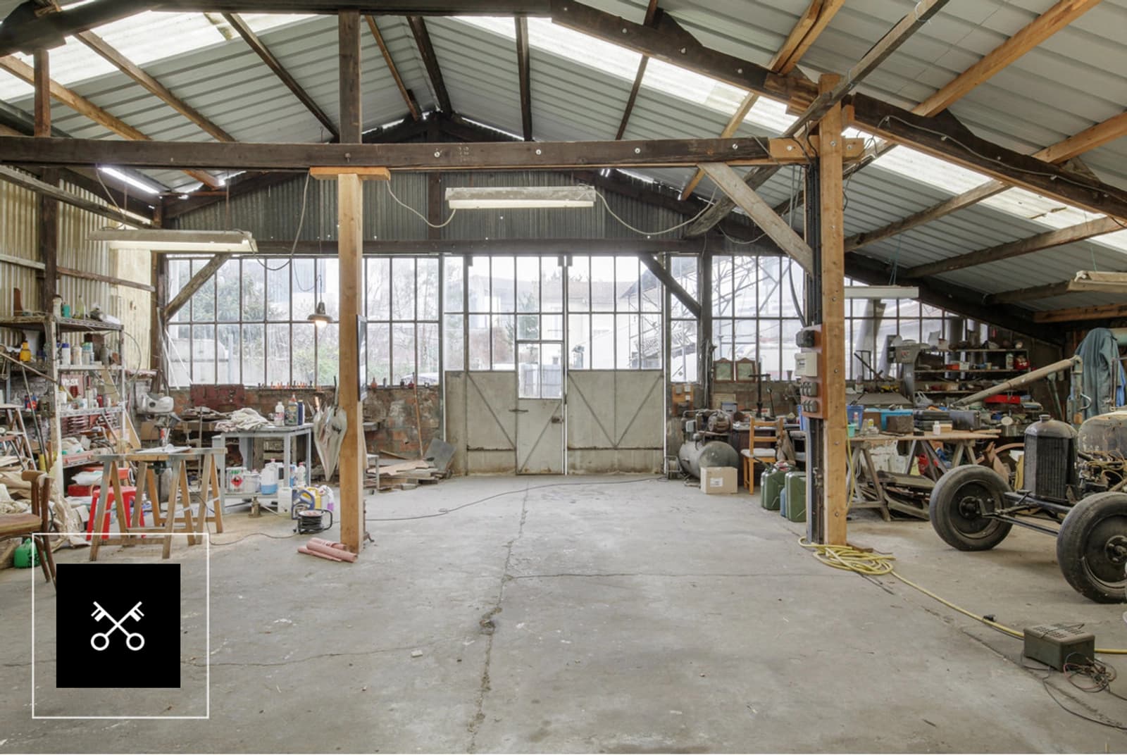 Ancien garage industriel réhabilité avec style
