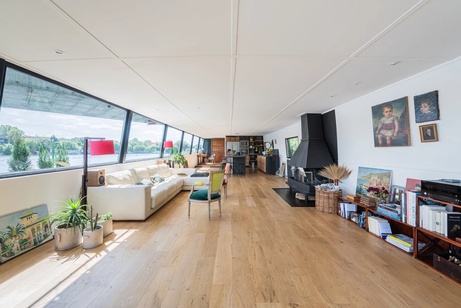 Living room in Houseboat in Saint Cloud with magnificent view - 1