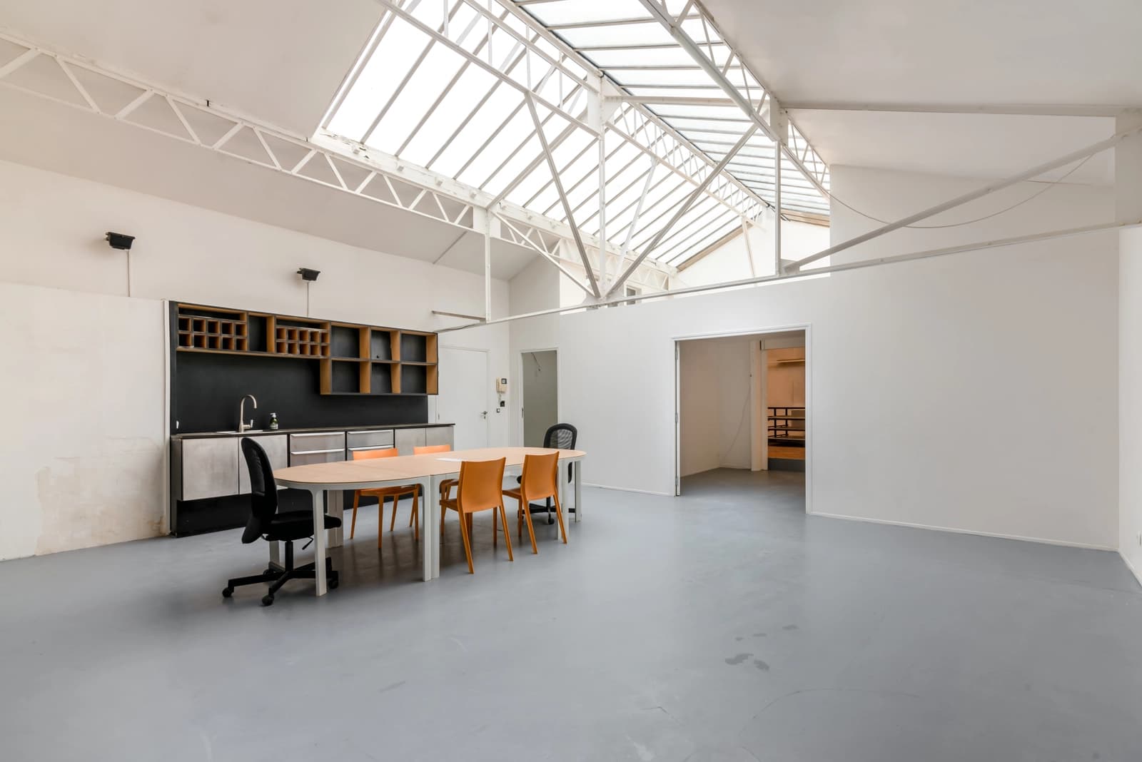 Salle de réunion dans Montreuil: espace lumineux sous une grande verrière - 0