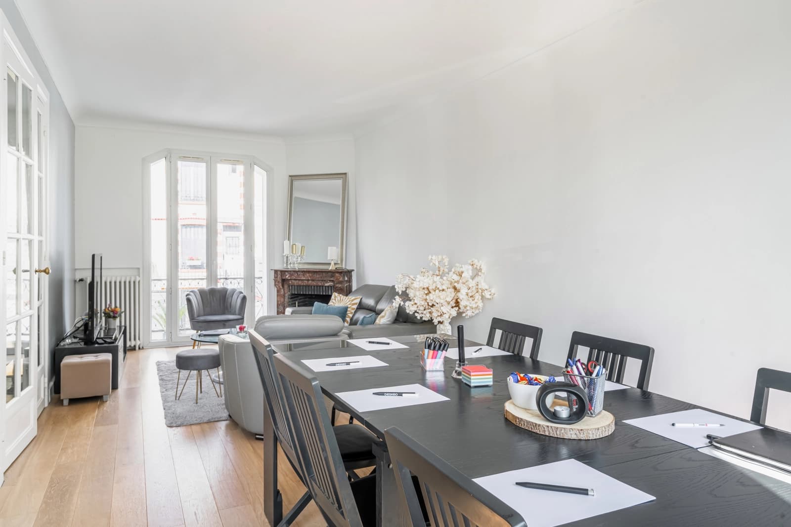 Salle de réunion dans Maison lumineuse, jardin et salons avec cheminées - 1