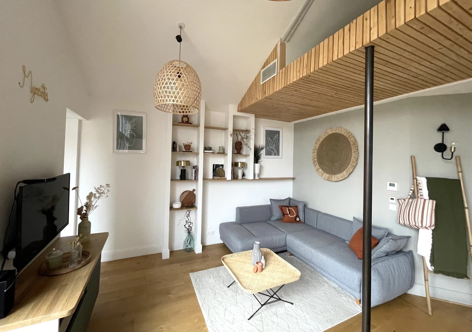 Salon dans Maison arcachonnaise typique avec son jardin fleuri - 1