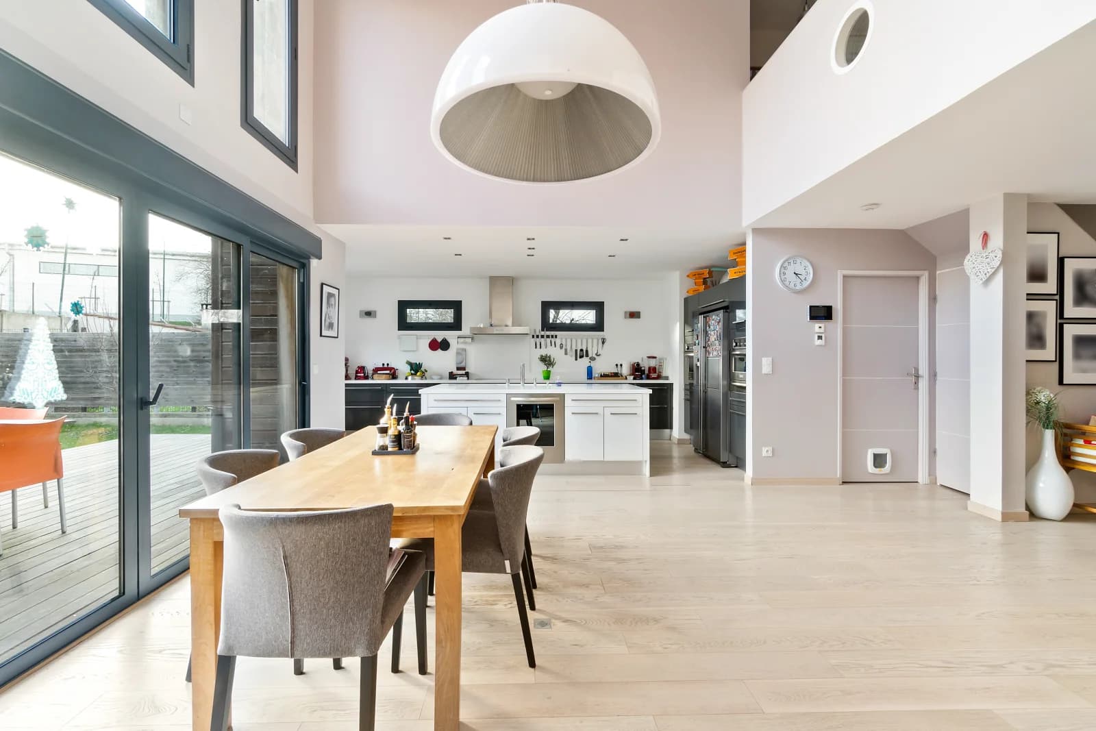 Salle de réunion dans Maison contemporaine élégante avec sa grande terrasse - 1