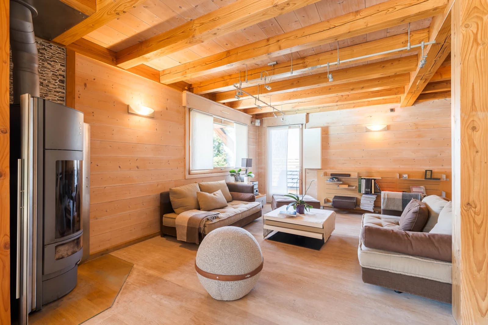 Space Chalet with mountain views and swimming pool in a quiet location - 2