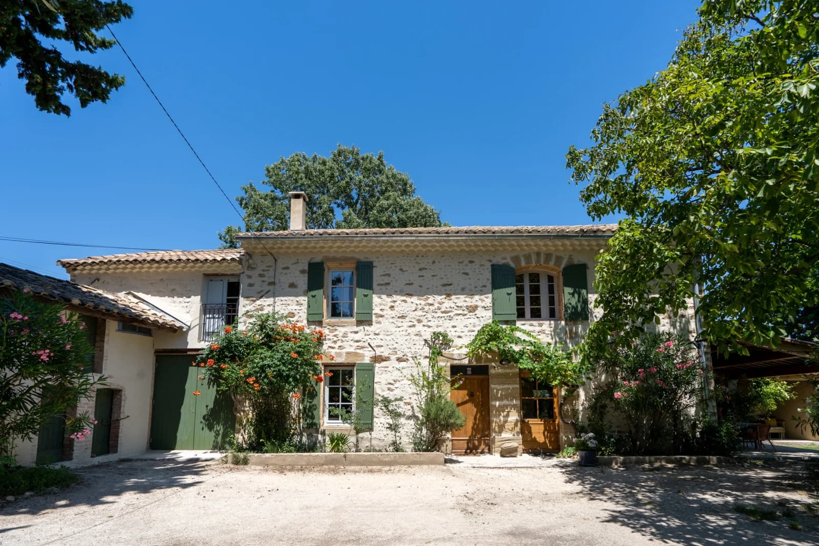 Mas provençal entre vignes et oliviers, charme assuré
