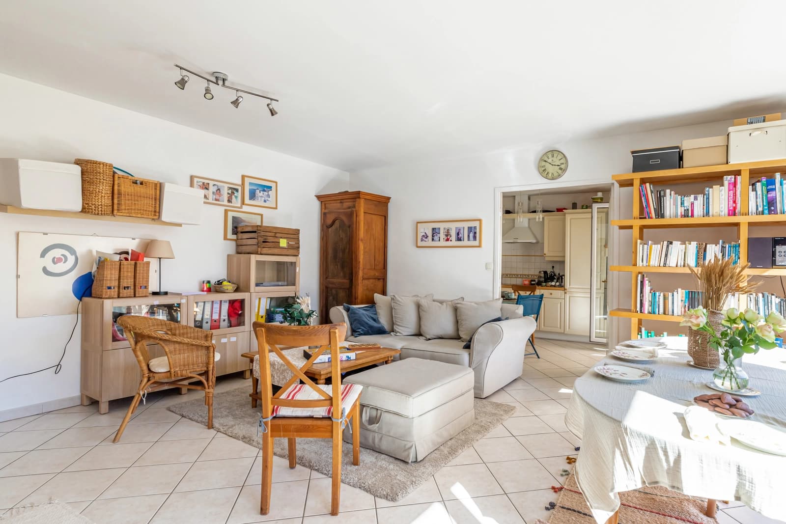 Living room in Chic campaign in the heart of the 7th district. - 1