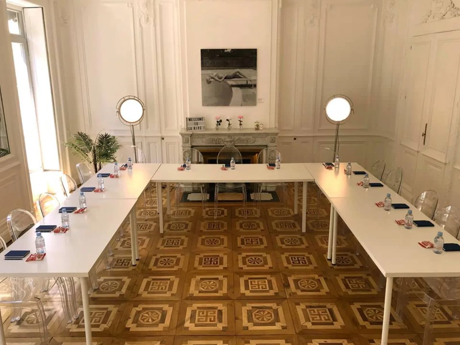 Salle de réunion dans Le grand salon convivial de l'espace moderne connecté - 1