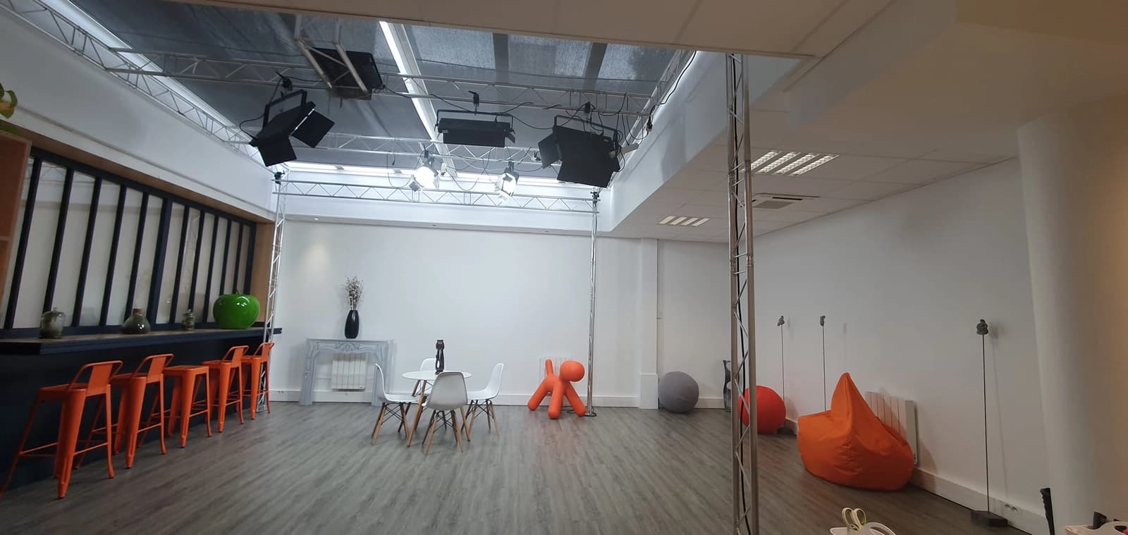 Salle de réunion dans Votre espace de tournage vidéo professionnel équipé - 1