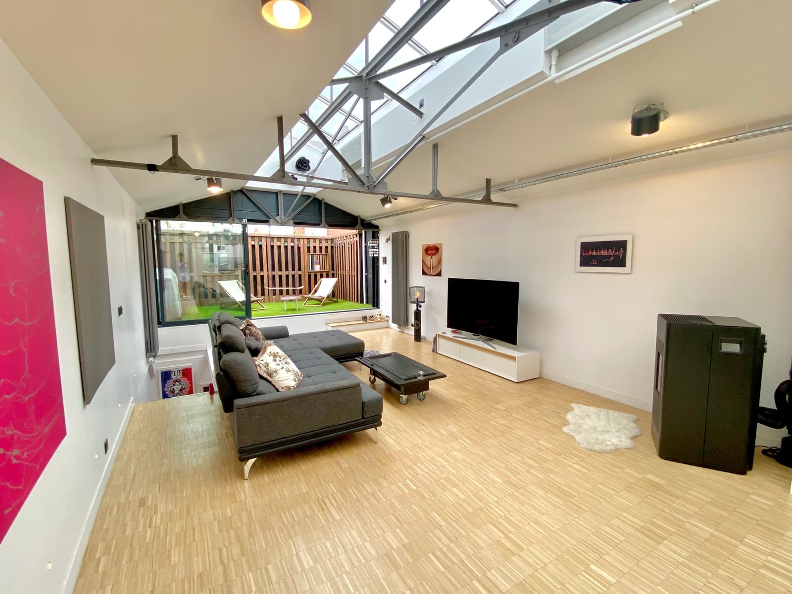 Salon dans Maison esprit loft sublimée par une verrière lumineuse - 1