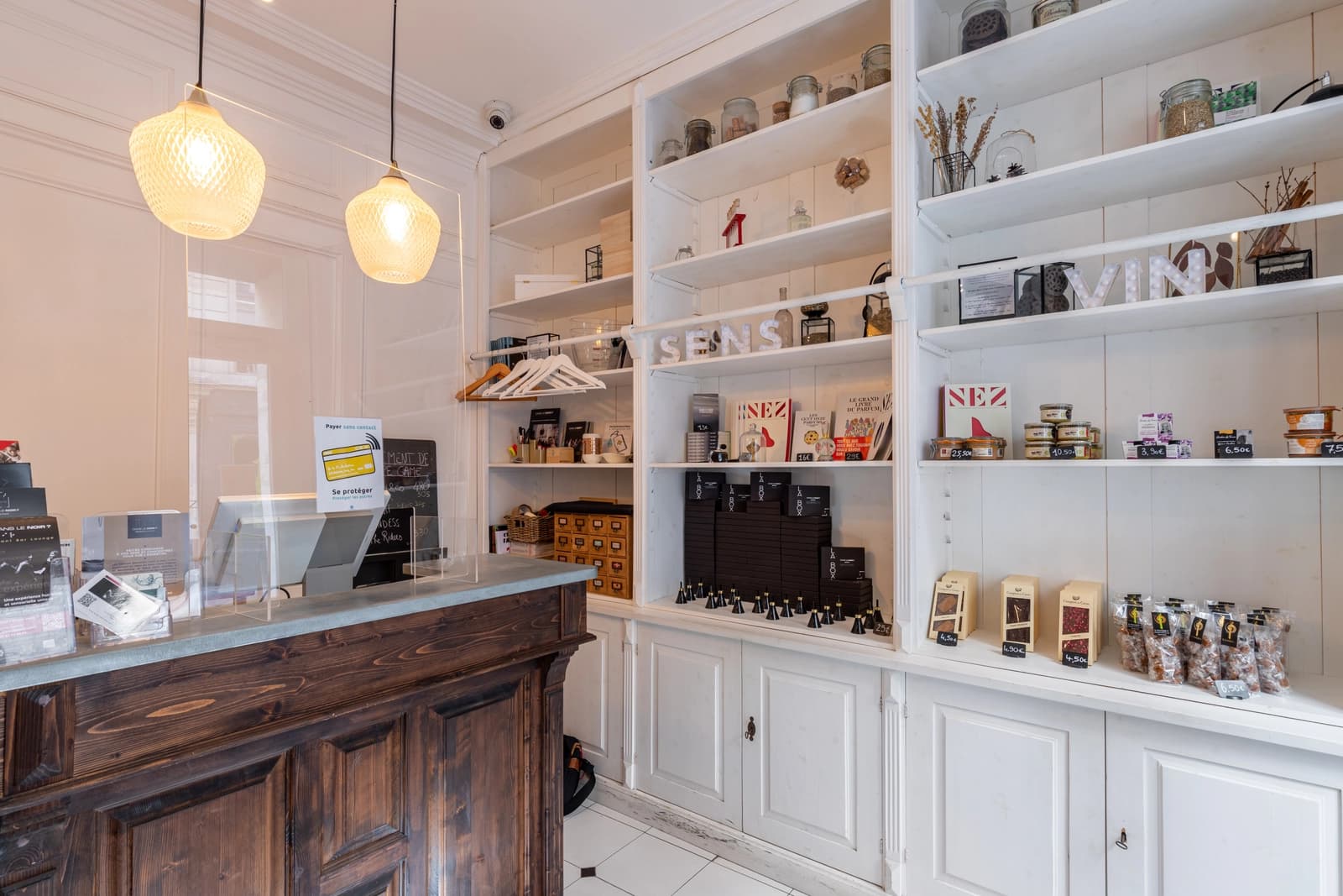 Kitchen in Unusual space with dark room - 1