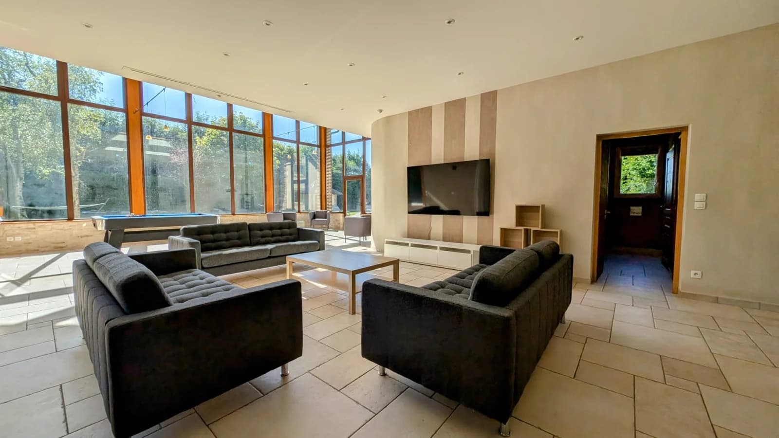 Space Villa with atypical spaces and heated swimming pool - 2