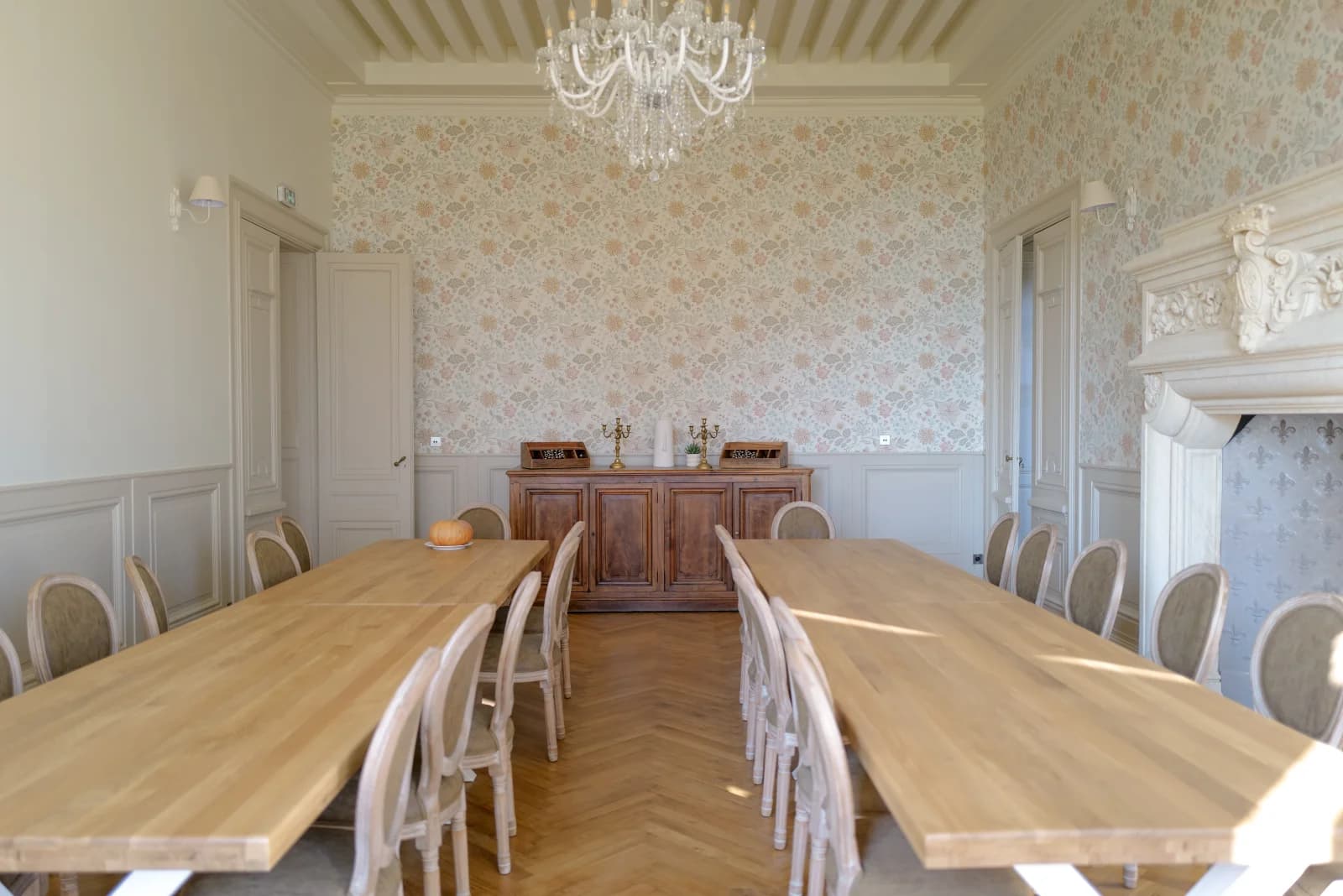 Space Fully renovated château for rent in the Beaujolais region - 2