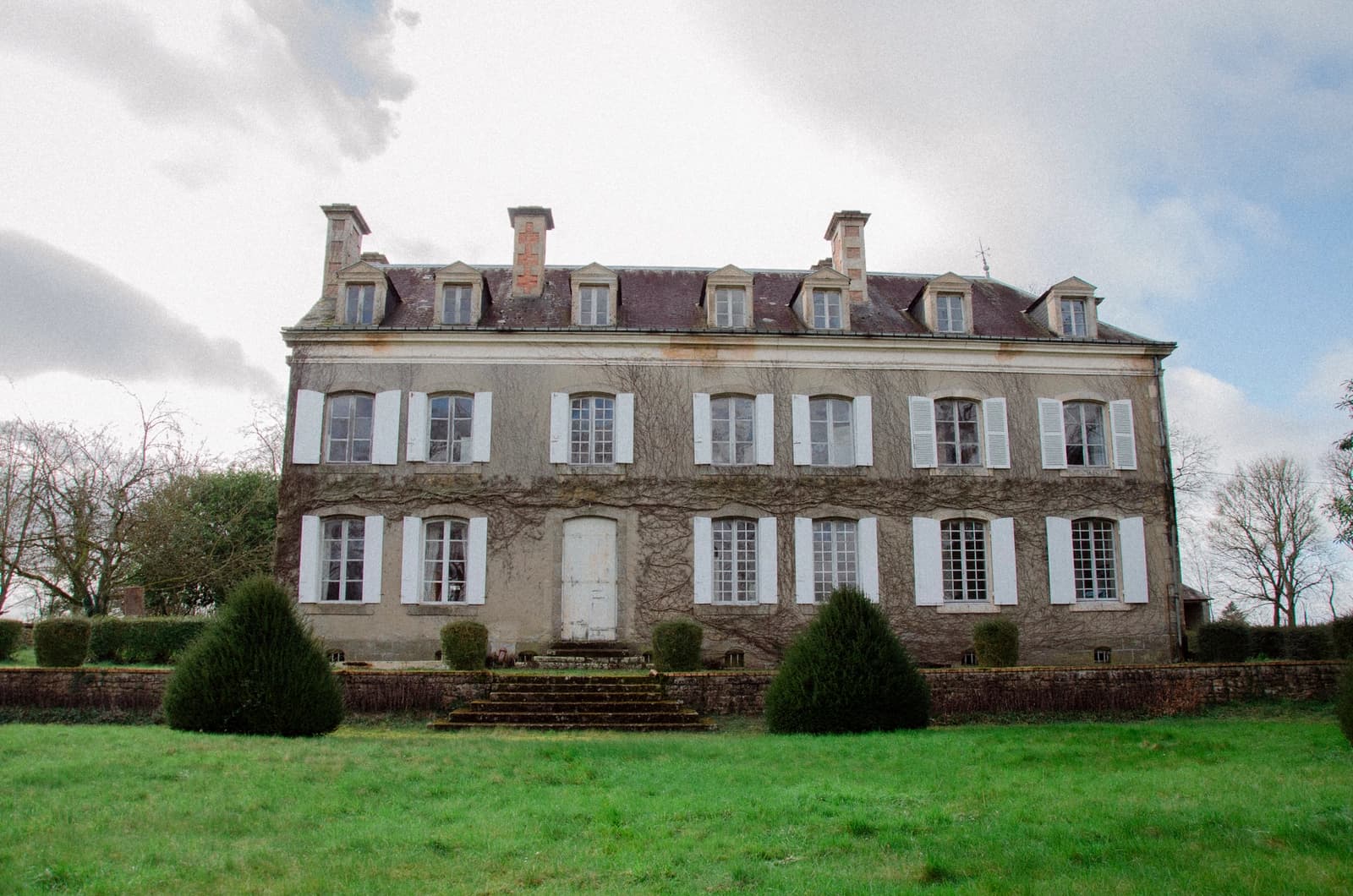 Space 18th-century manor house in its original state - 2