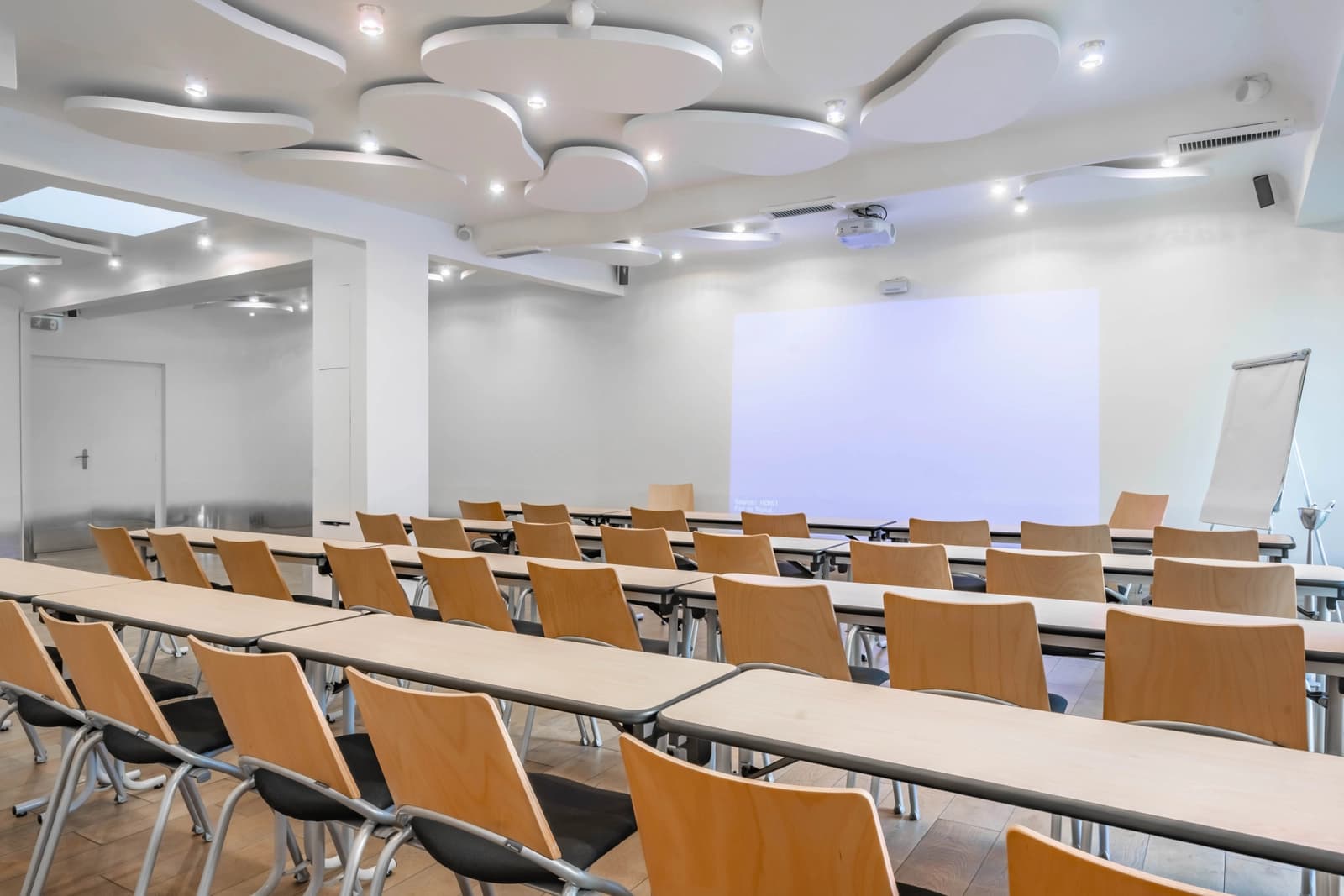 Salle de réunion dans Lieu de rencontre moderne et baigné de lumière ! - 1