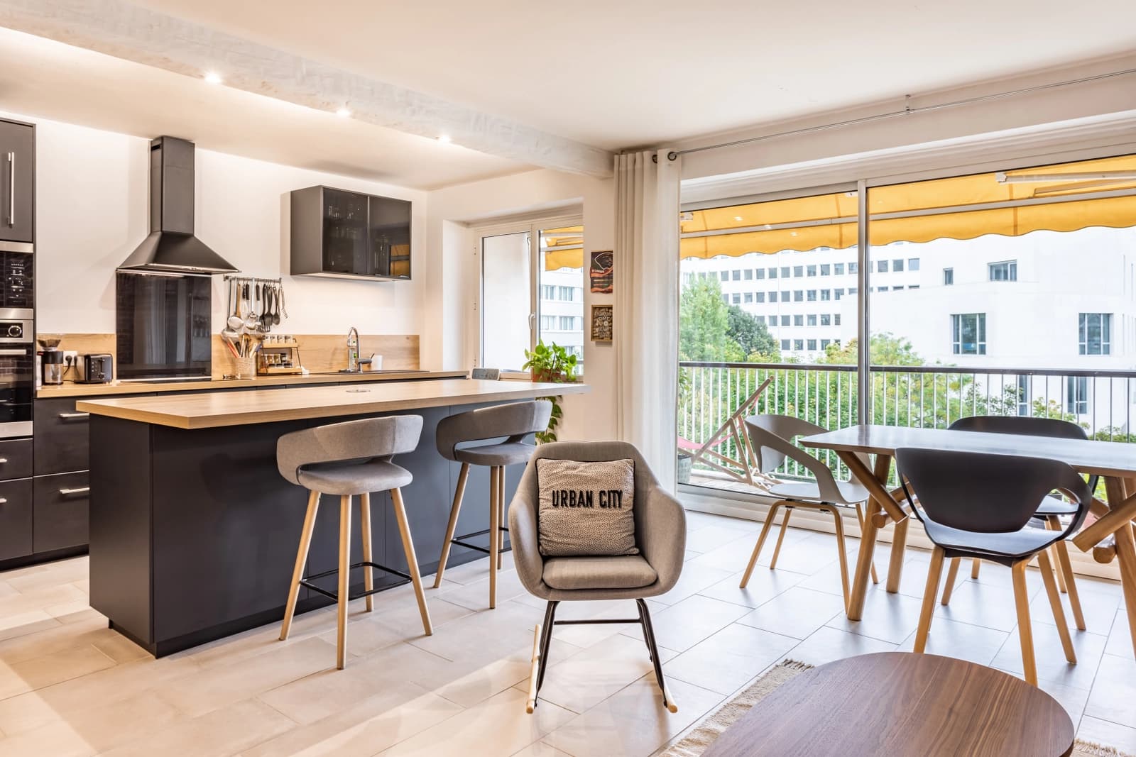 Meeting room in Bright loft-style apartment with balcony - 1