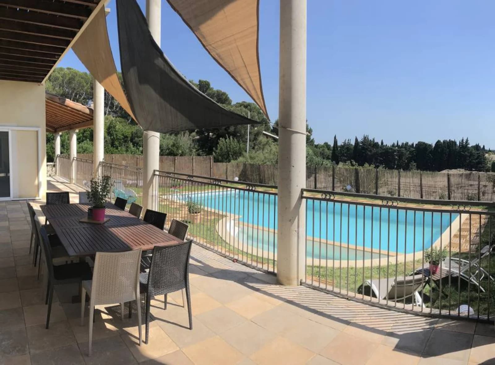 Superbe villa sur deux étages avec un bel extérieur