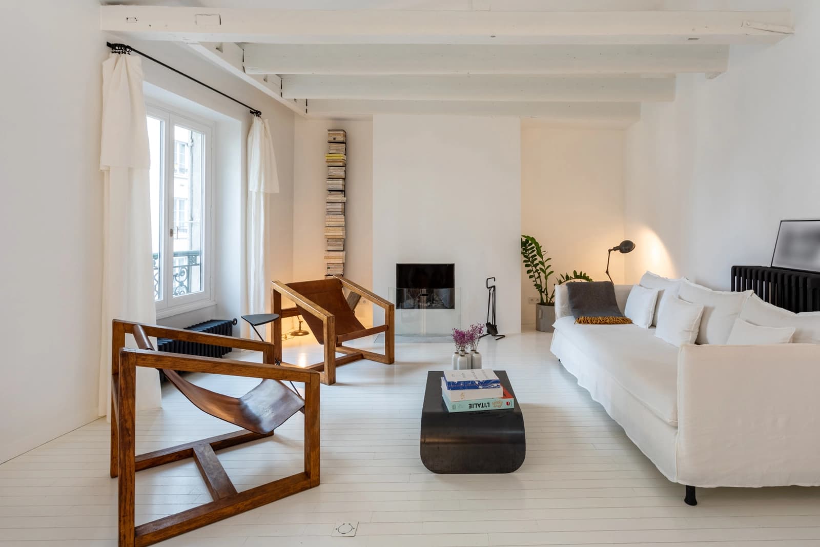 Salon dans Appartement au chic épuré, une élégance discrète - 1