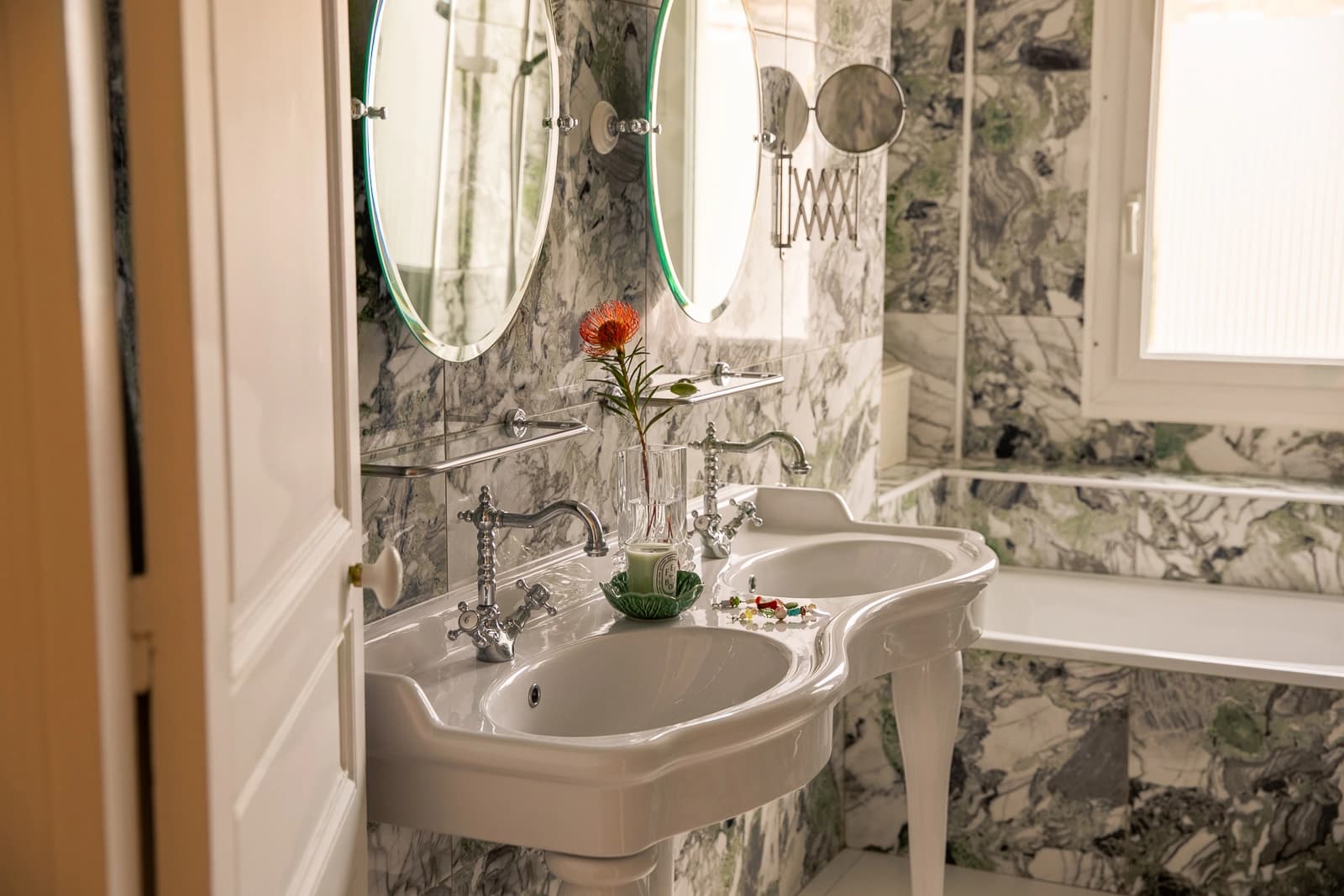 Salle de bain dans Appartement Haussmannien à la décoration contemporaine - 1