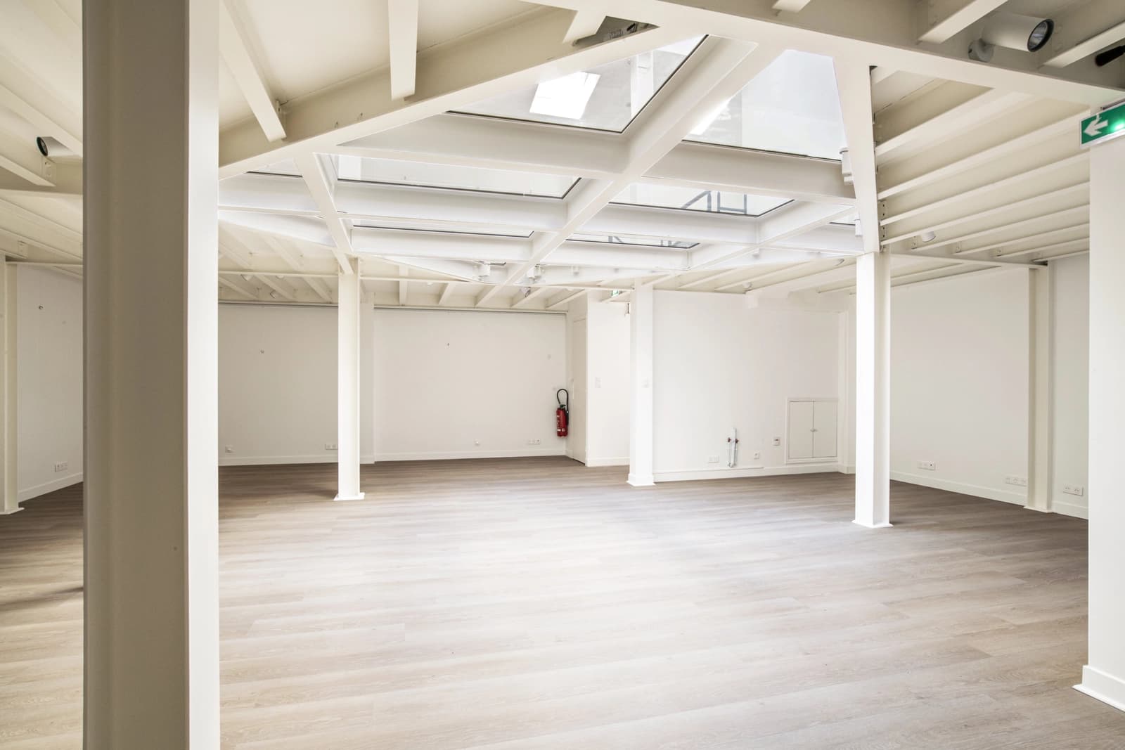 Salon dans Paris 5e: atelier d'artiste lumineux et inspirant - 1