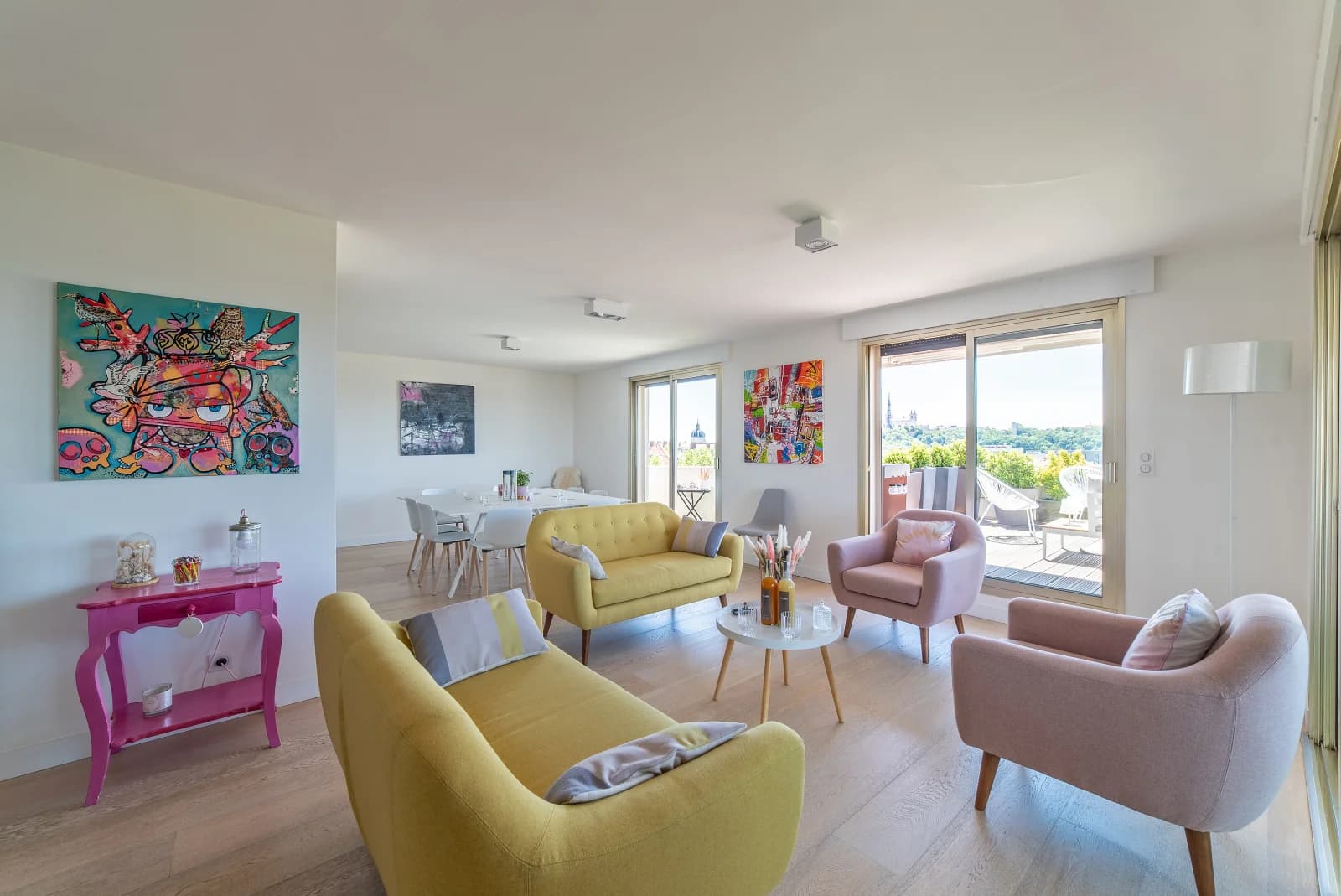 Salon dans Appartement lumineux offrant une vue réellement imprenable - 1
