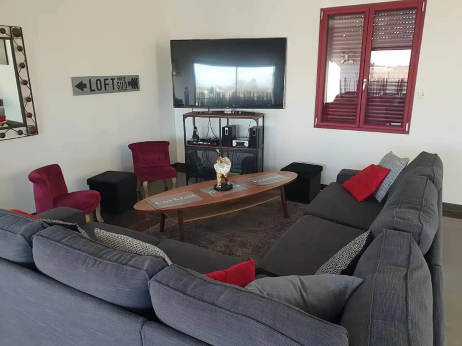 Living room in Quiet, light-filled studio loft with swimming pool - 1
