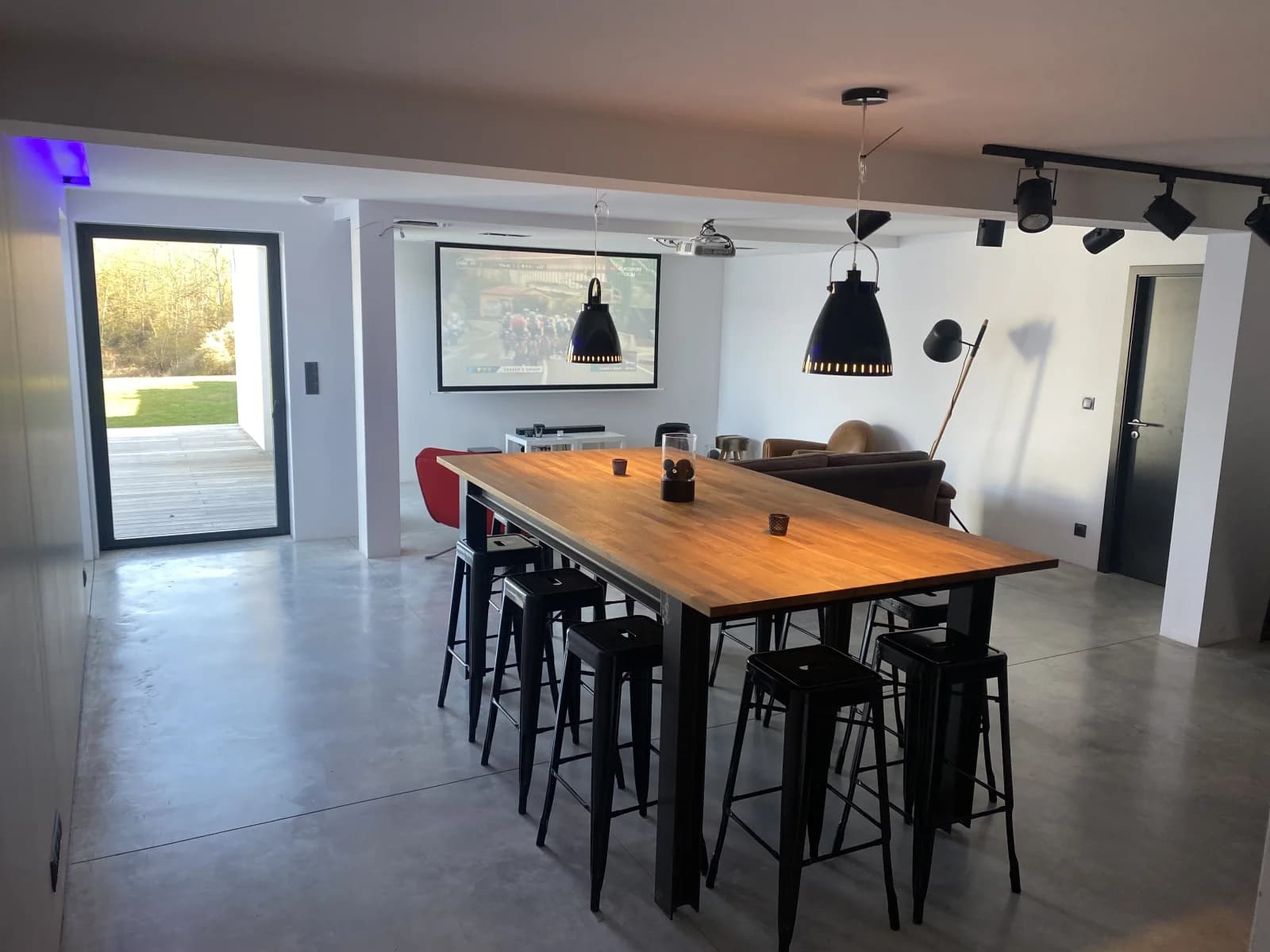 Demeure actuelle agrémentée d'une belle terrasse