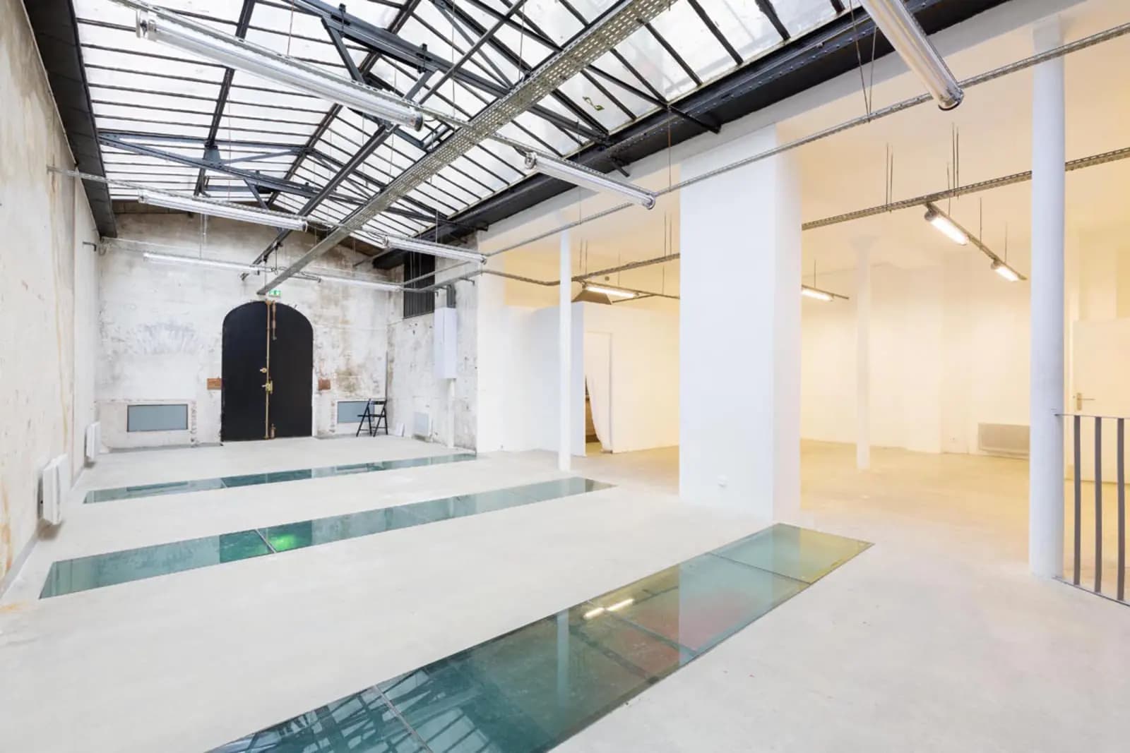Galerie d'art et sa grande verrière au cachet atypique
