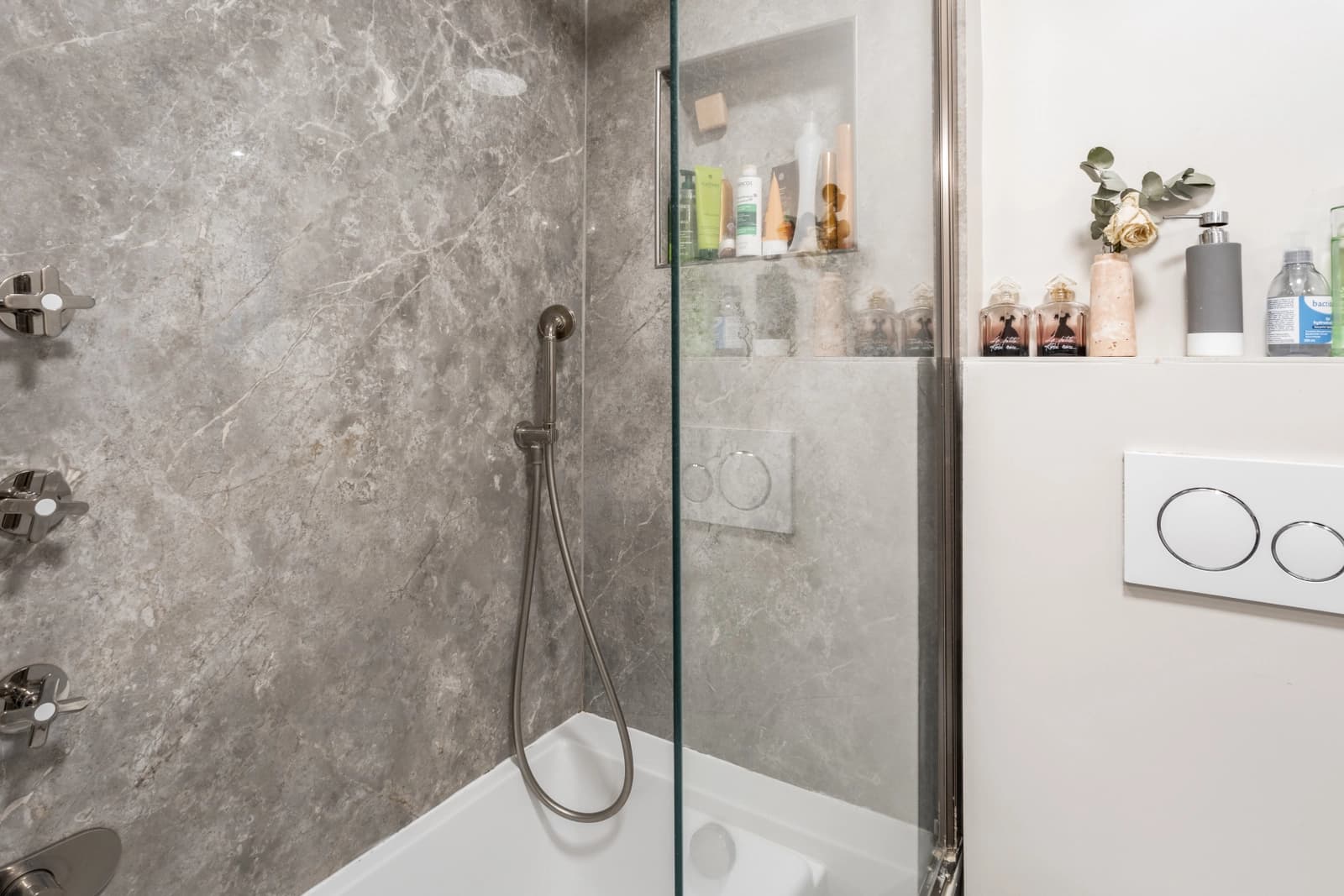 Salle de bain dans Logement de charme aux poutres anciennes apparentes - 1